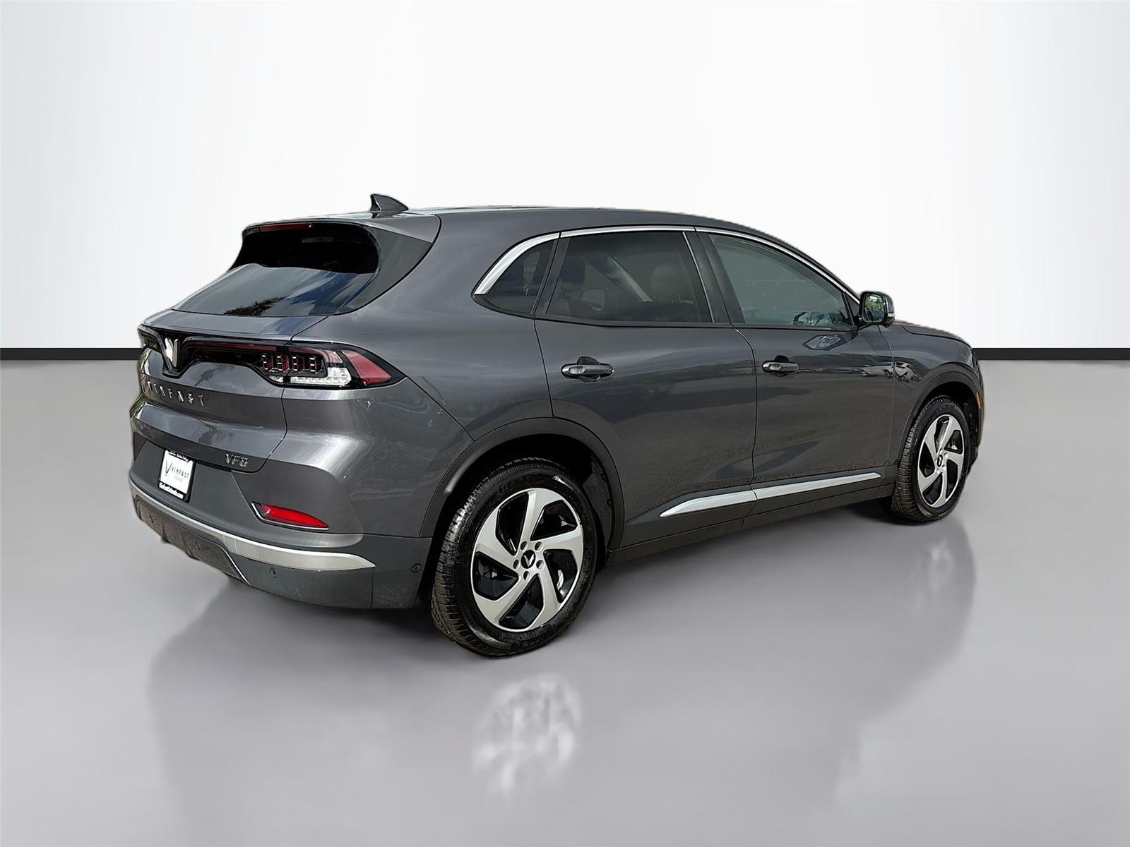 2025 VinFast VF 8 Eco