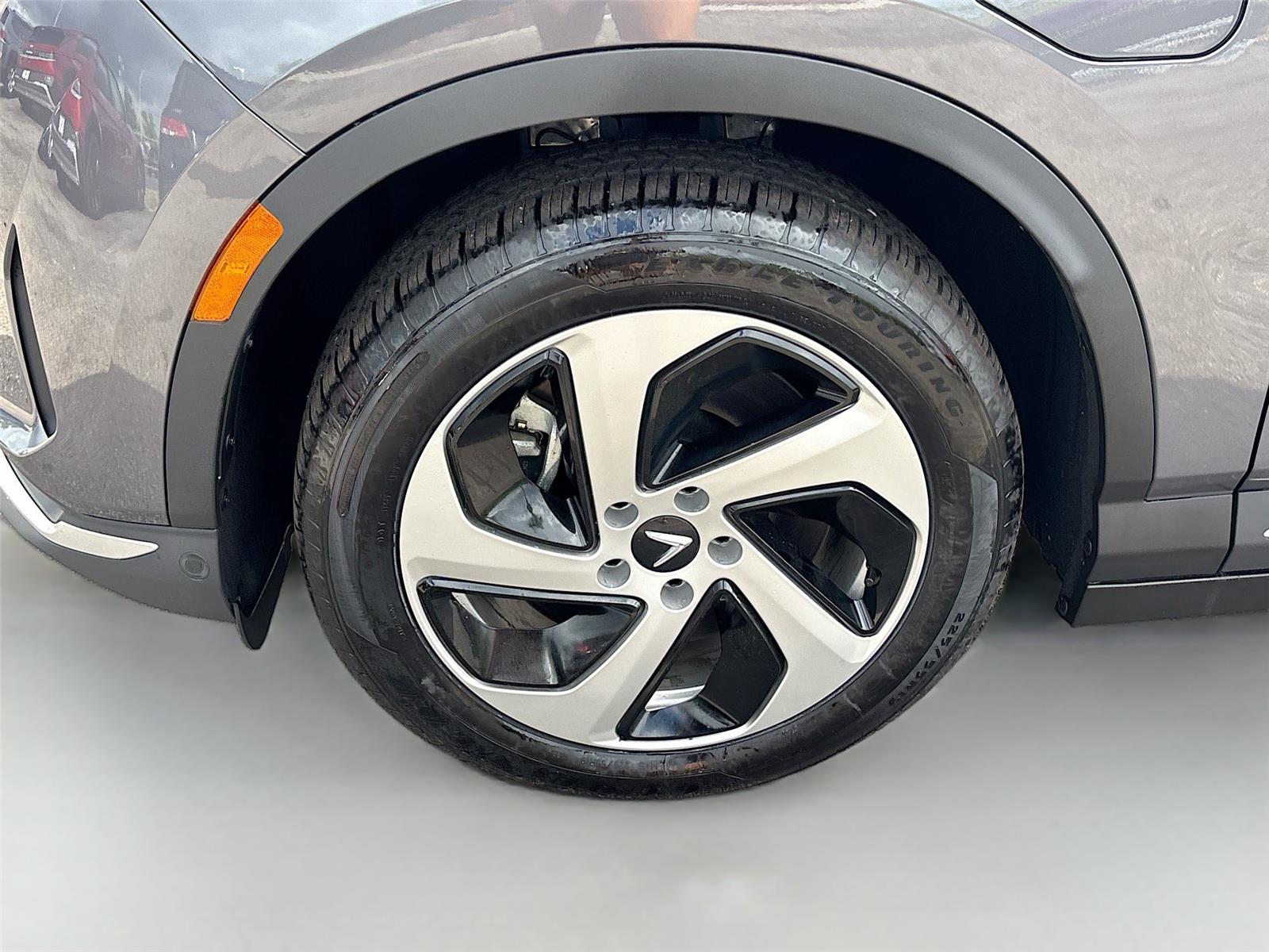 2025 VinFast VF 8 Eco