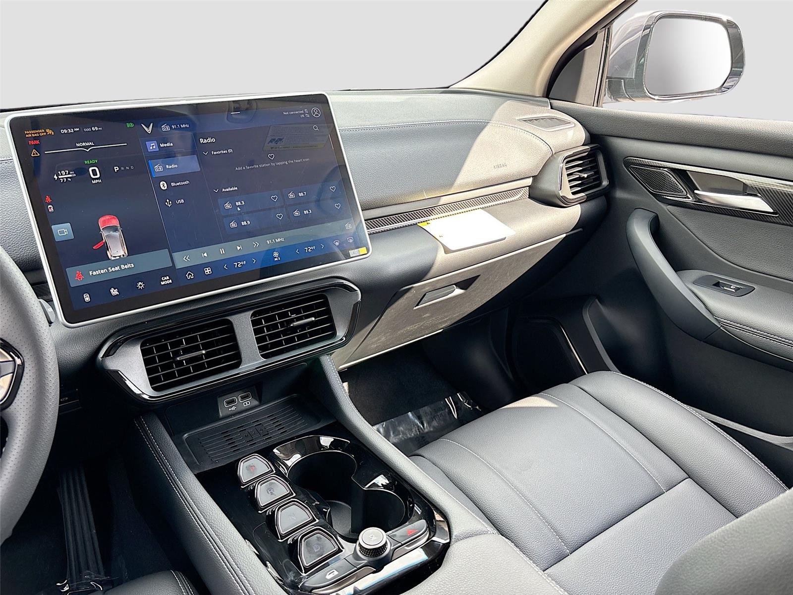 2025 VinFast VF 8 Eco