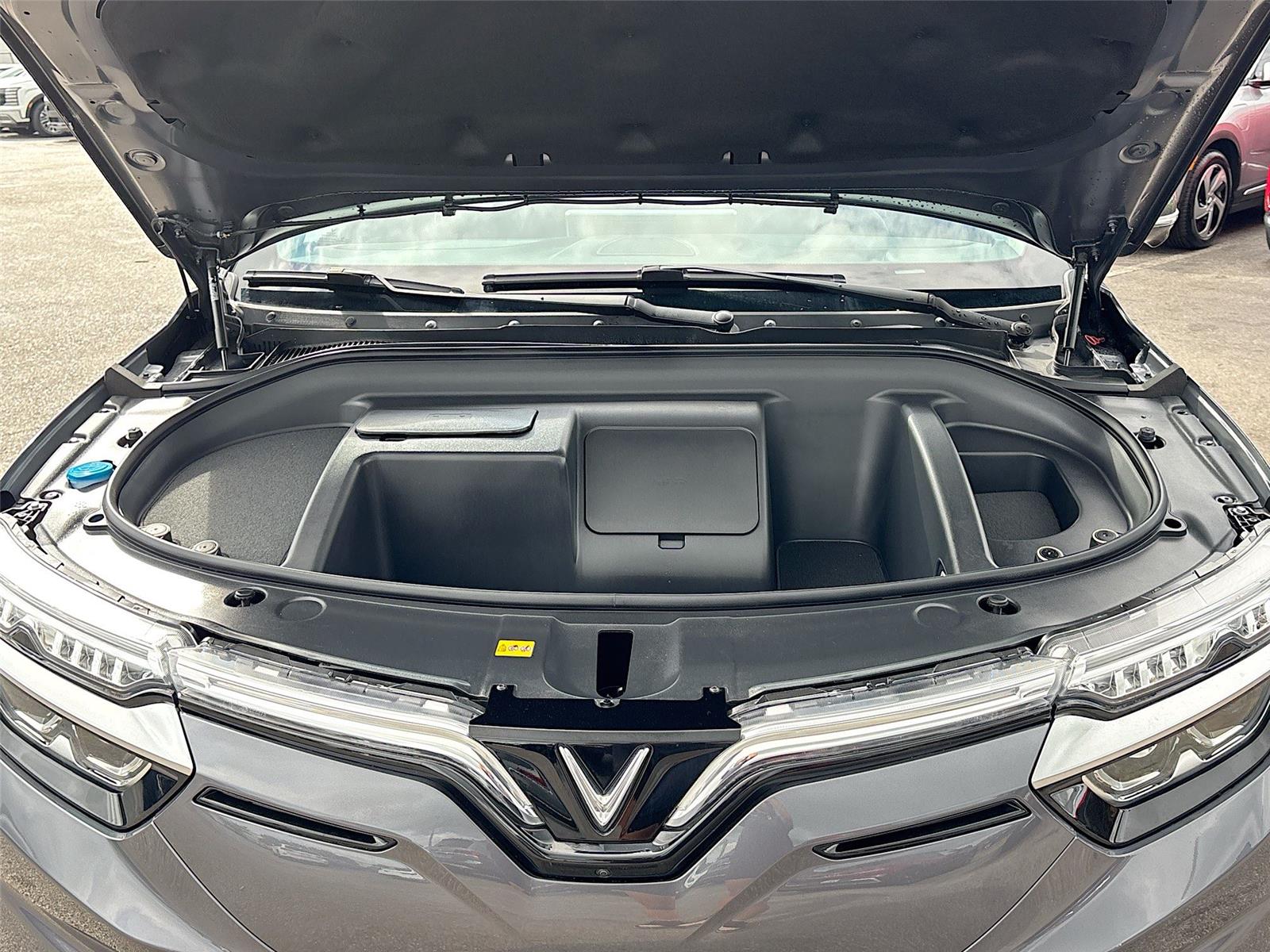 2025 VinFast VF 8 Eco