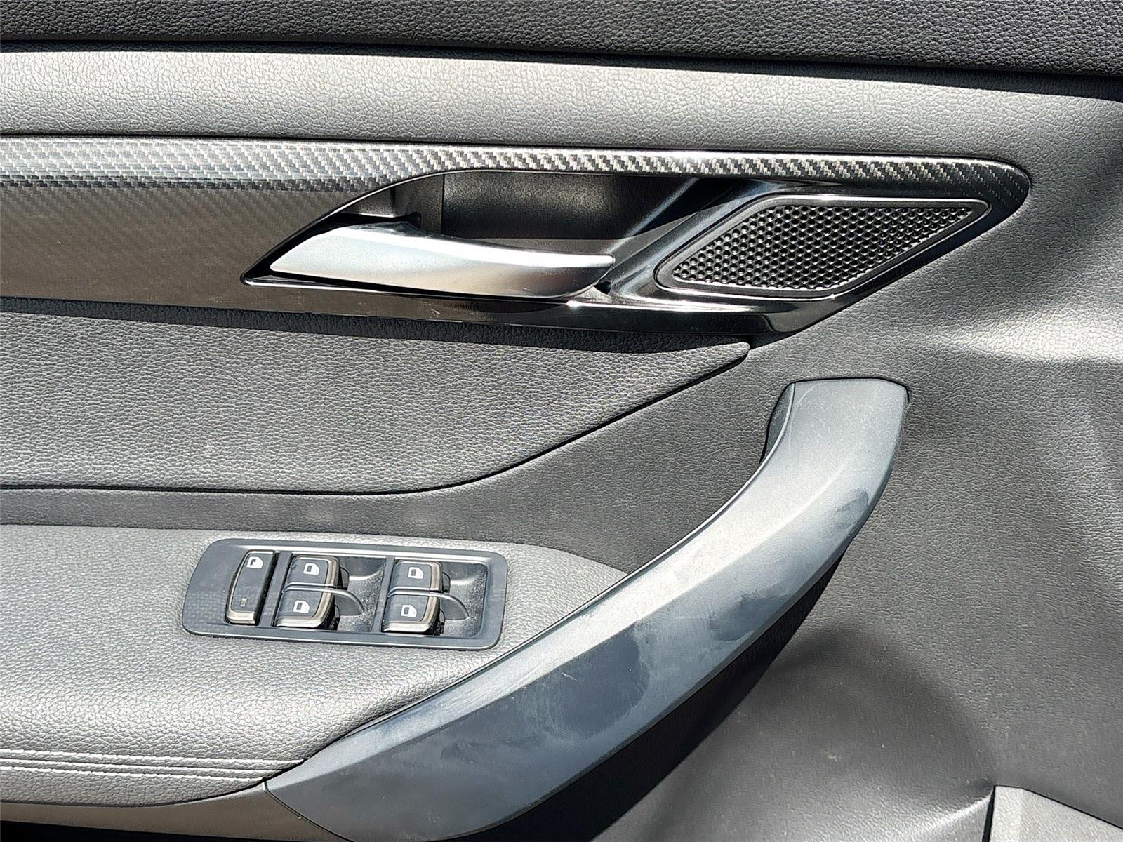 2025 VinFast VF 8 Eco