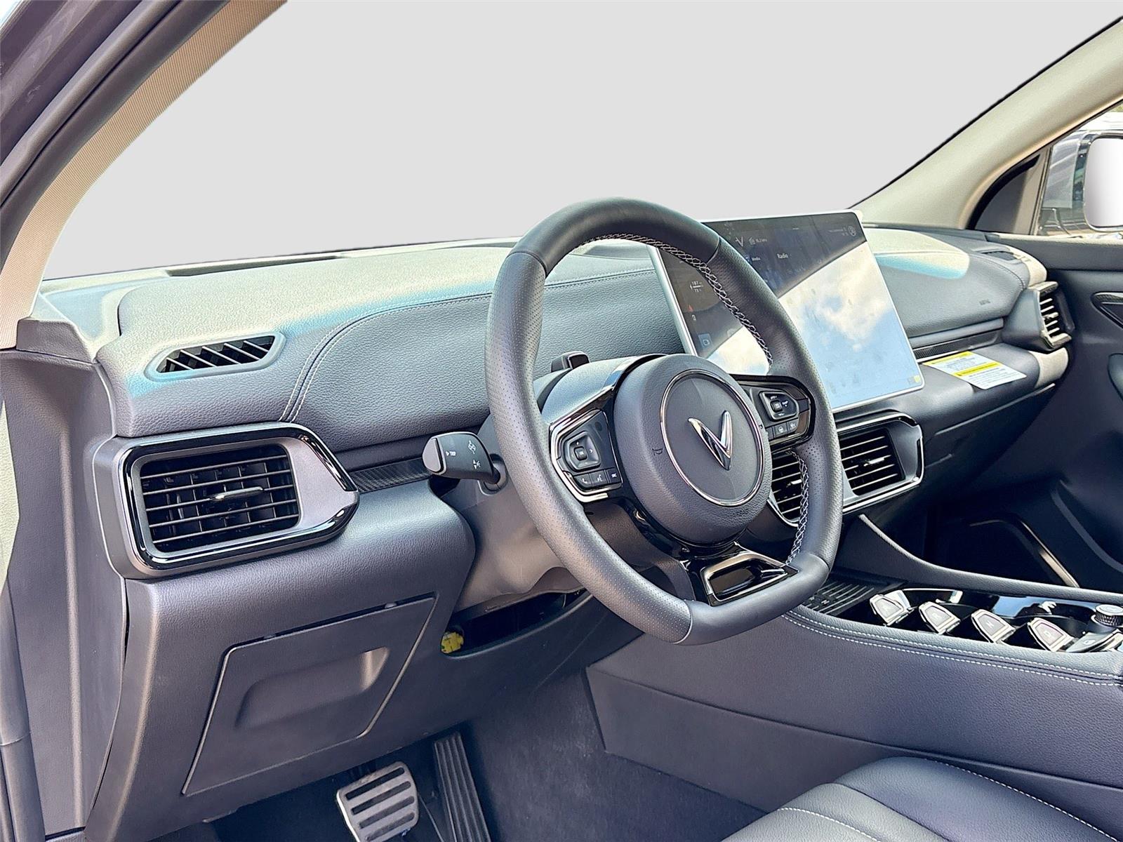 2025 VinFast VF 8 Eco