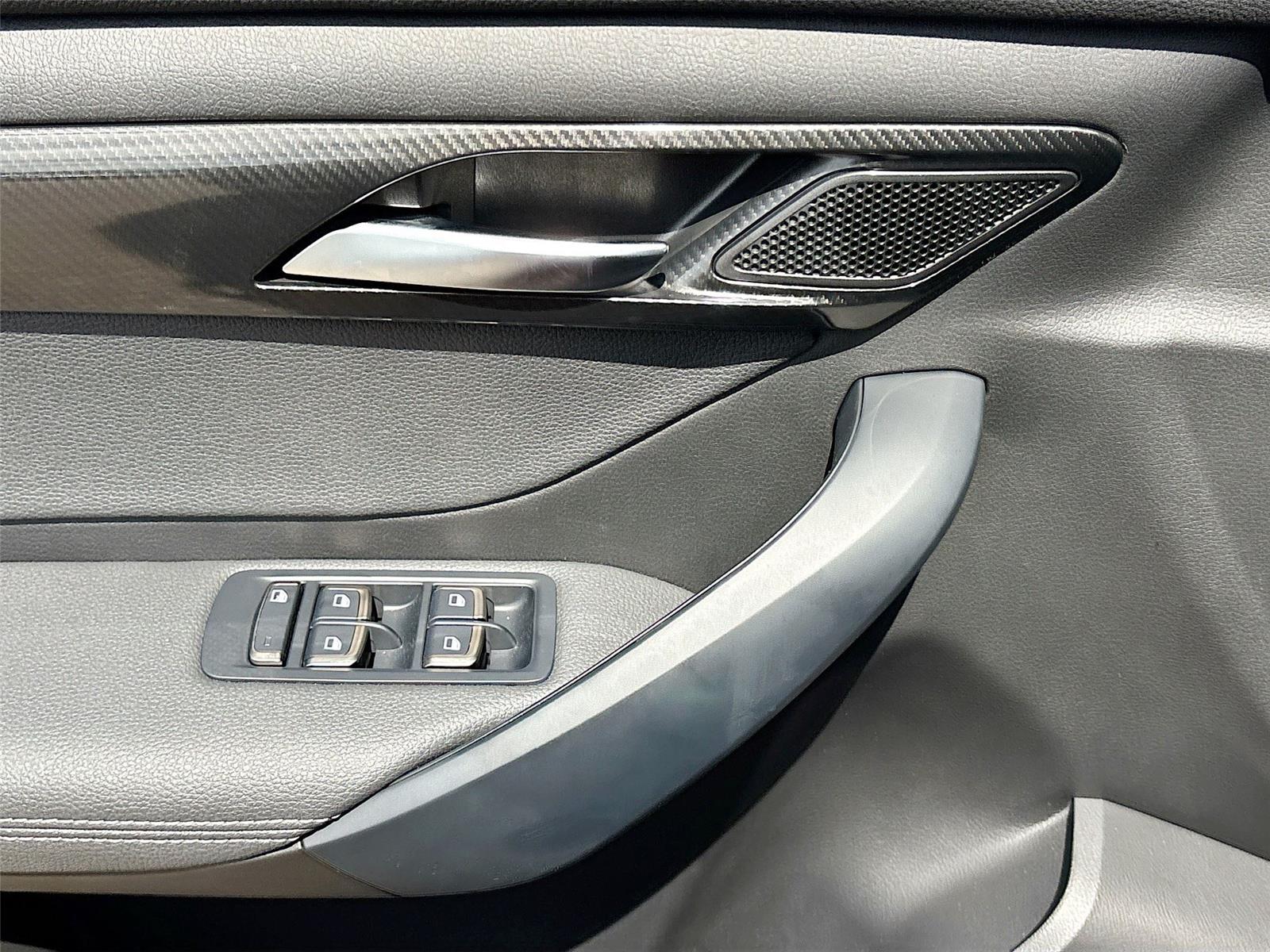 2025 VinFast VF 8 Eco