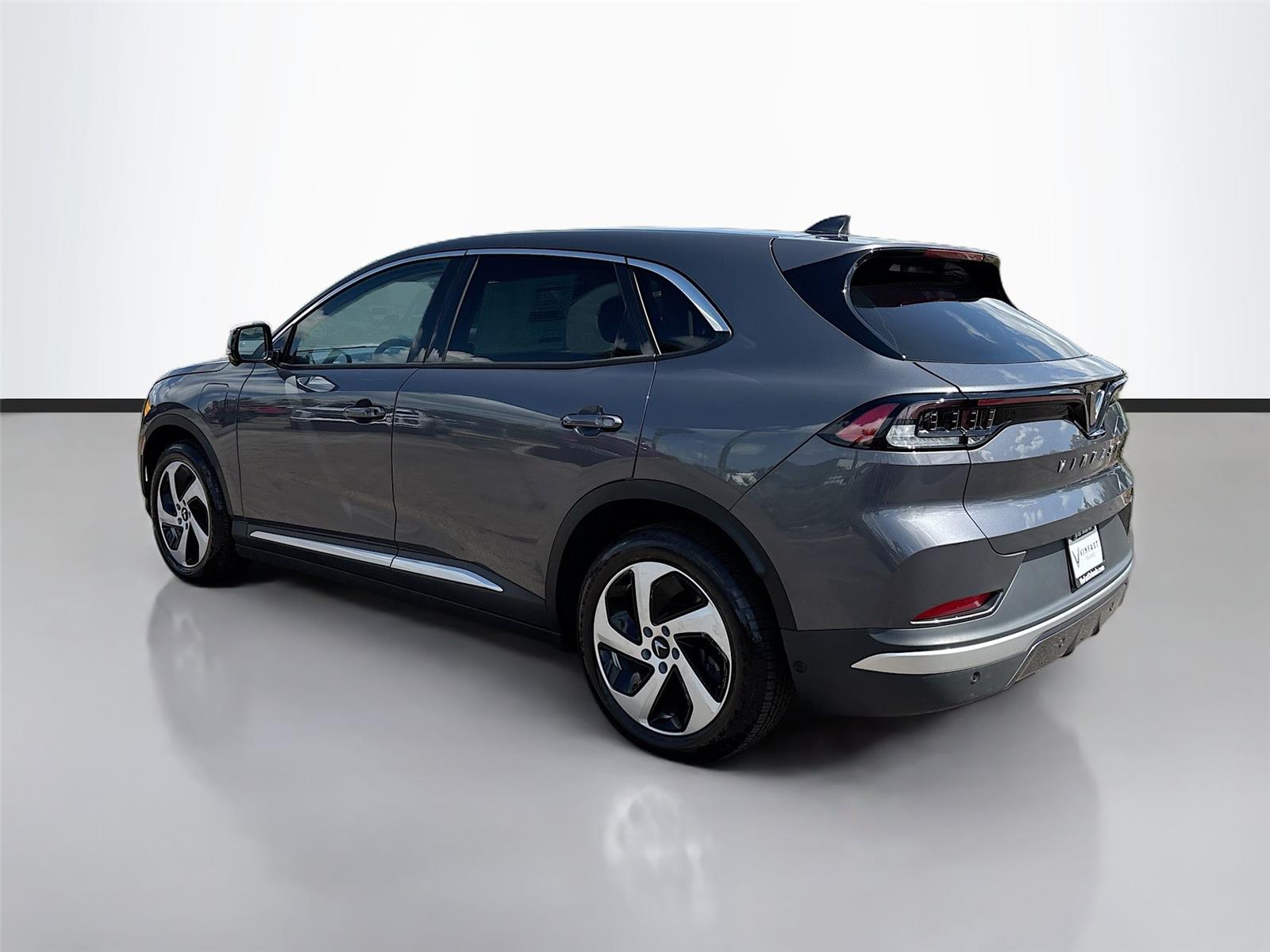 2025 VinFast VF 8 Eco