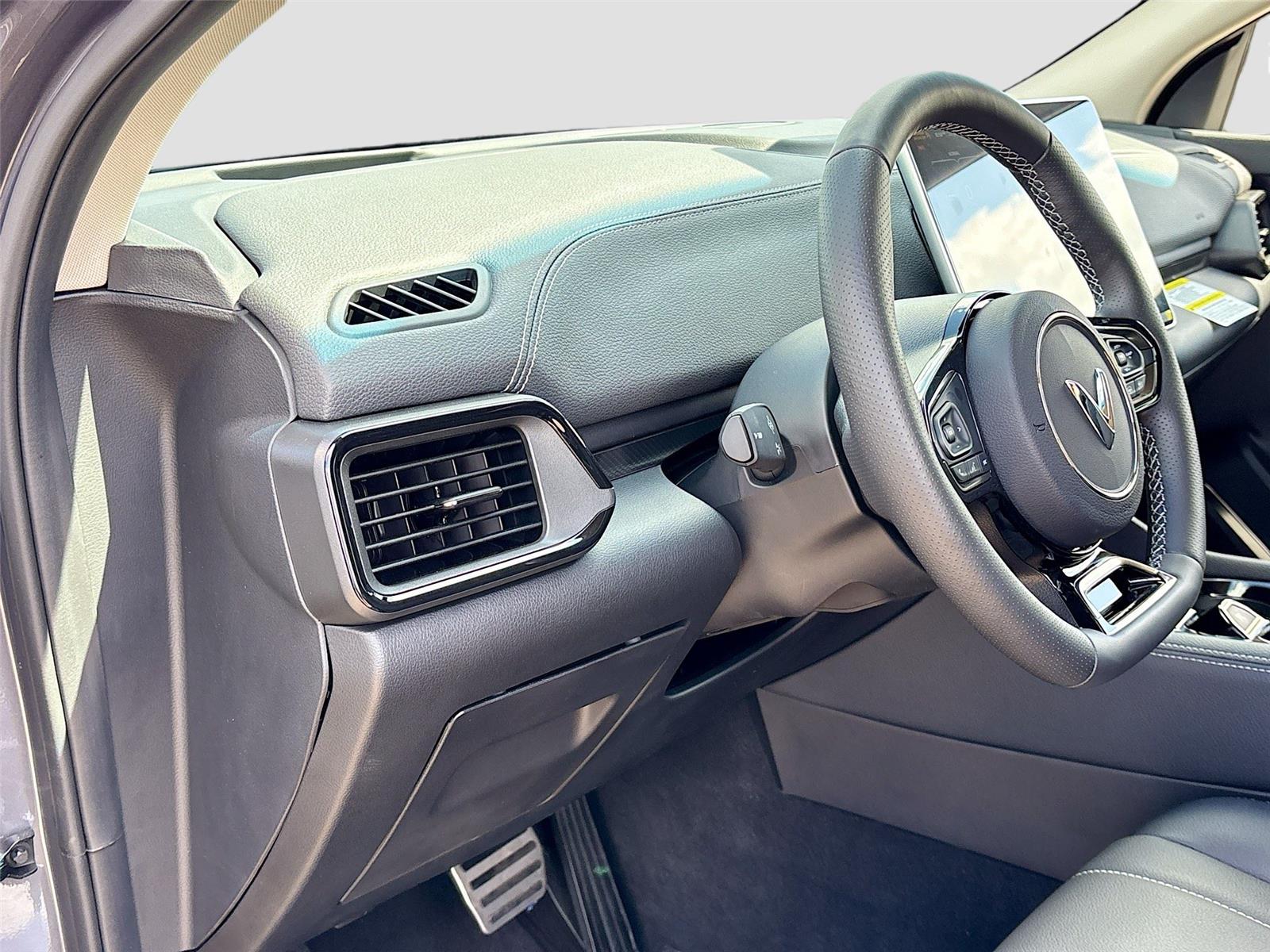 2025 VinFast VF 8 Eco
