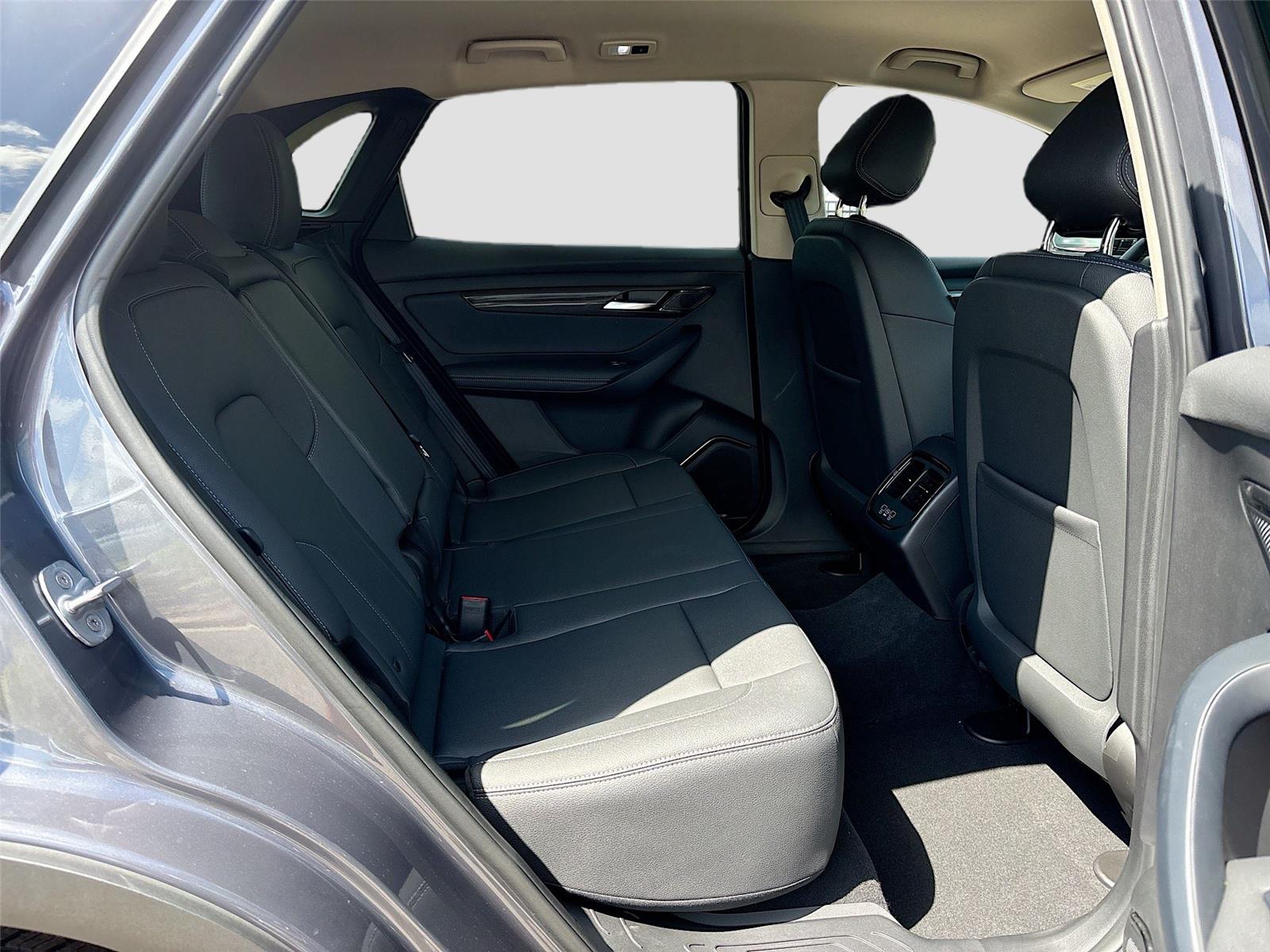 2025 VinFast VF 8 Eco