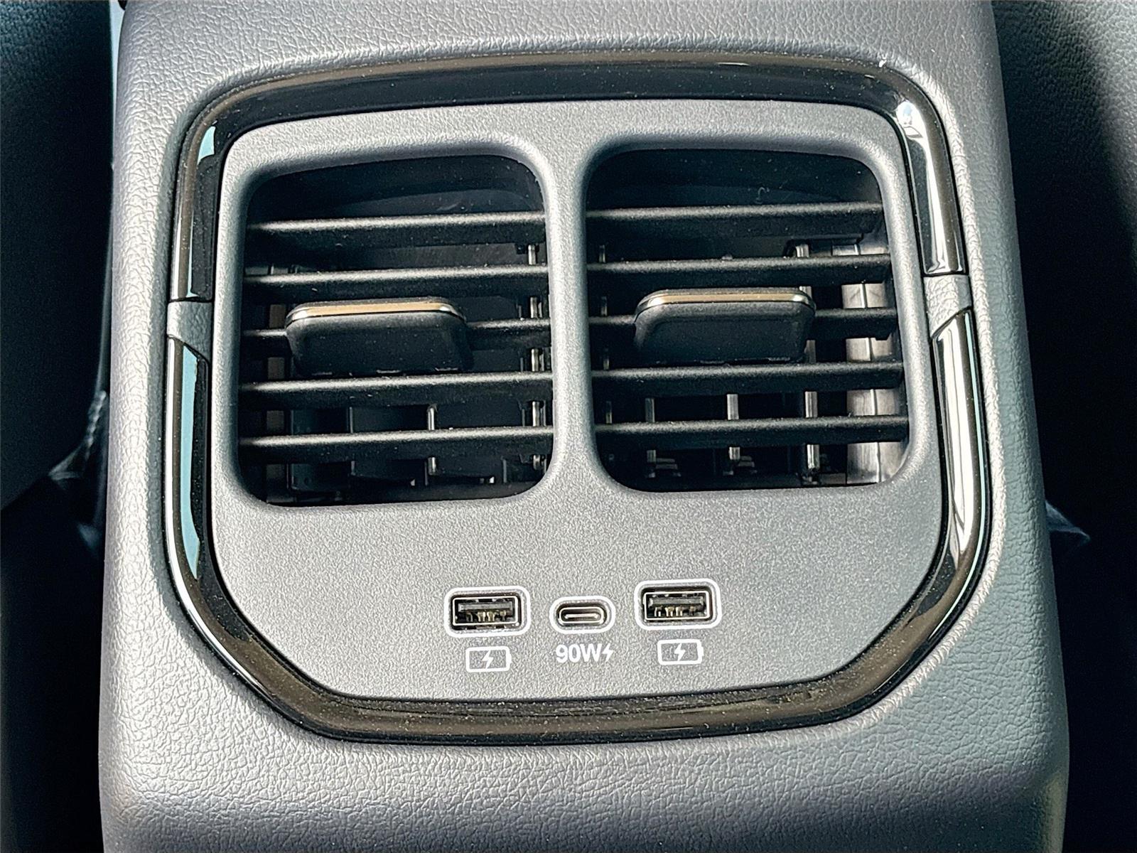 2025 VinFast VF 8 Eco