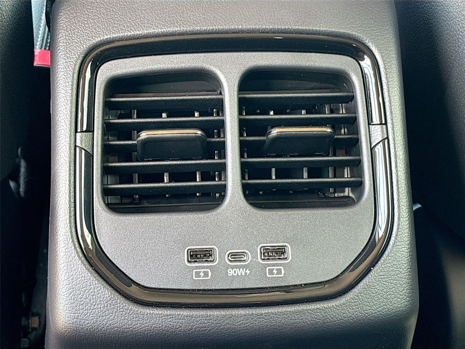2025 VinFast VF 8 Eco