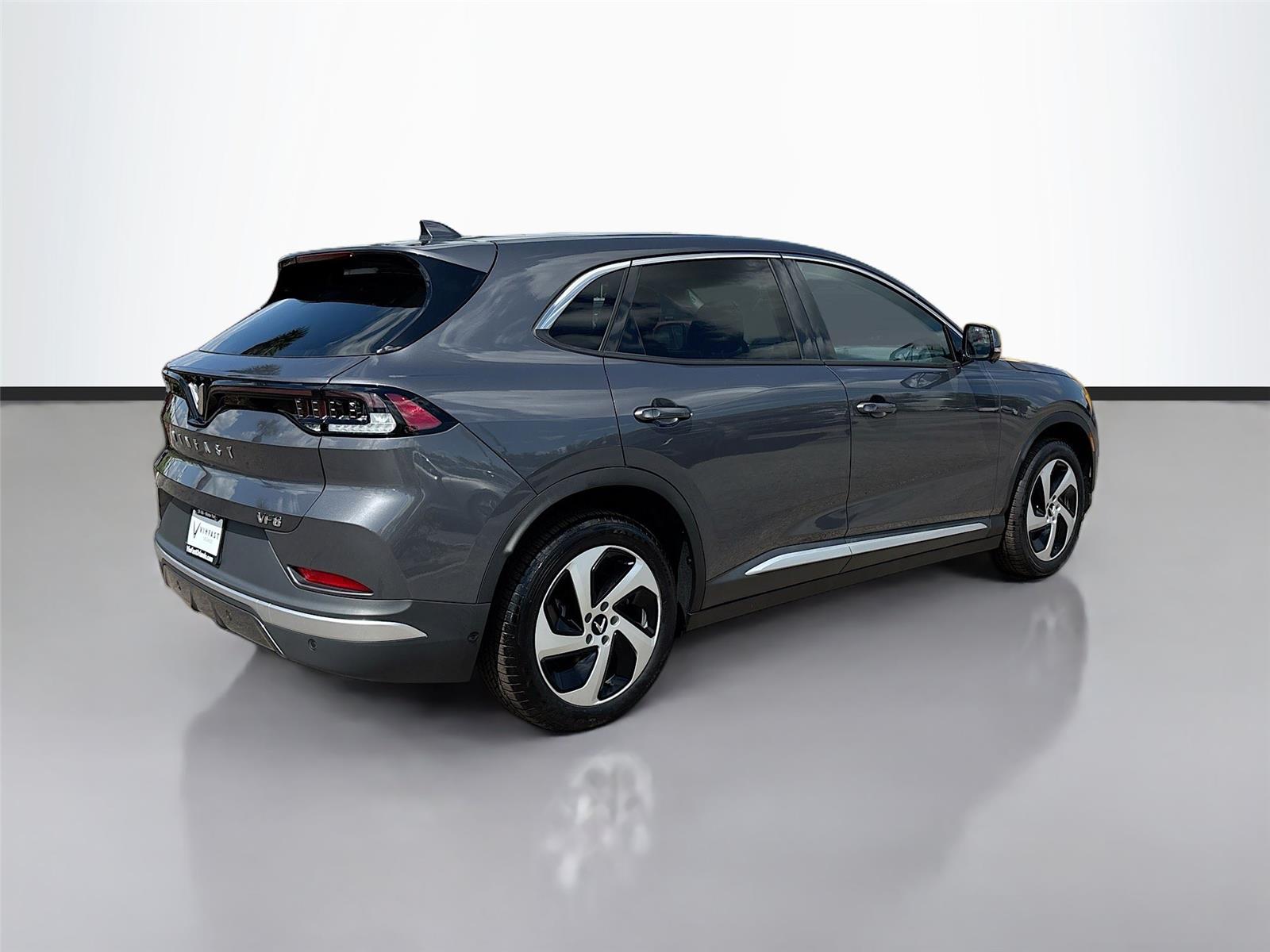 2025 VinFast VF 8 Eco