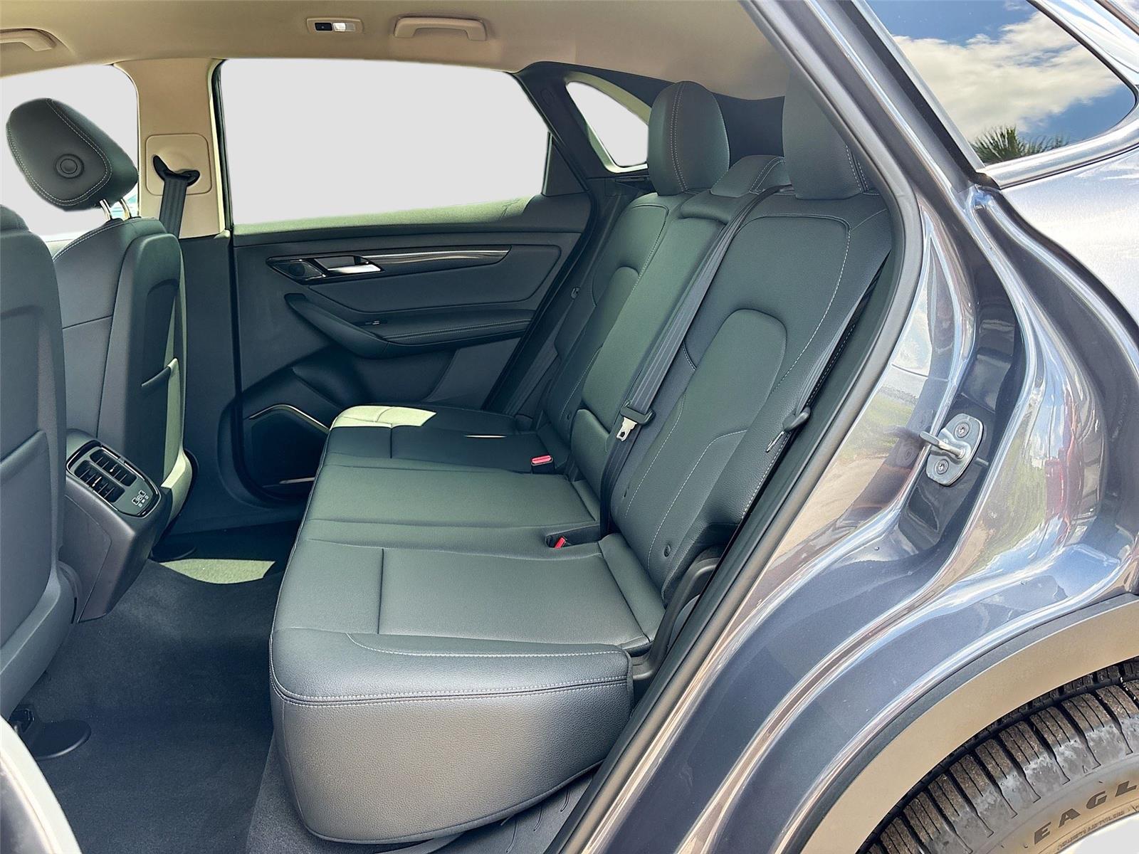 2025 VinFast VF 8 Eco