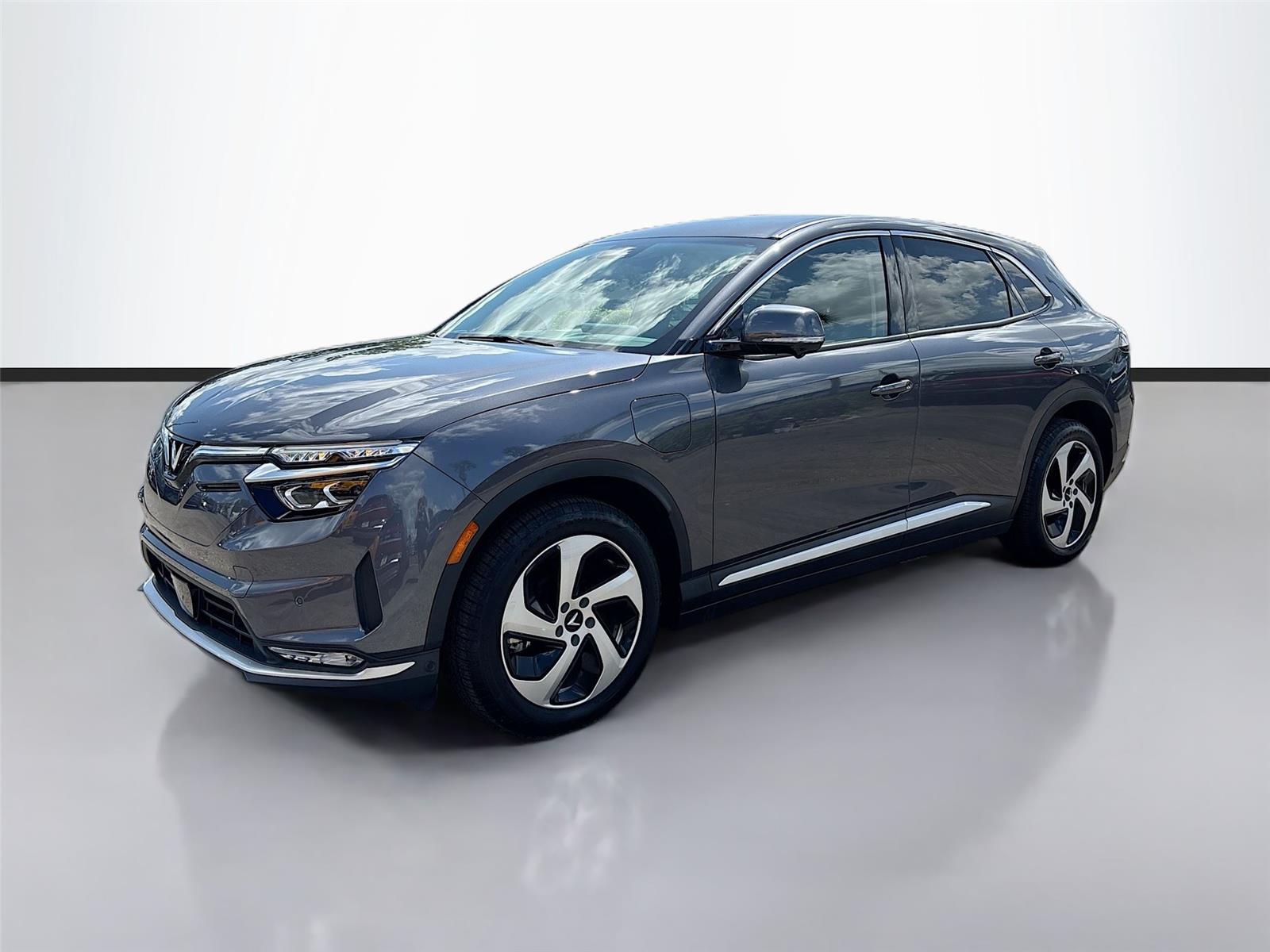 2025 VinFast VF 8 Eco