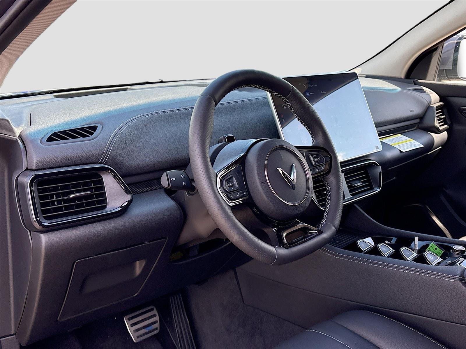 2025 VinFast VF 8 Eco
