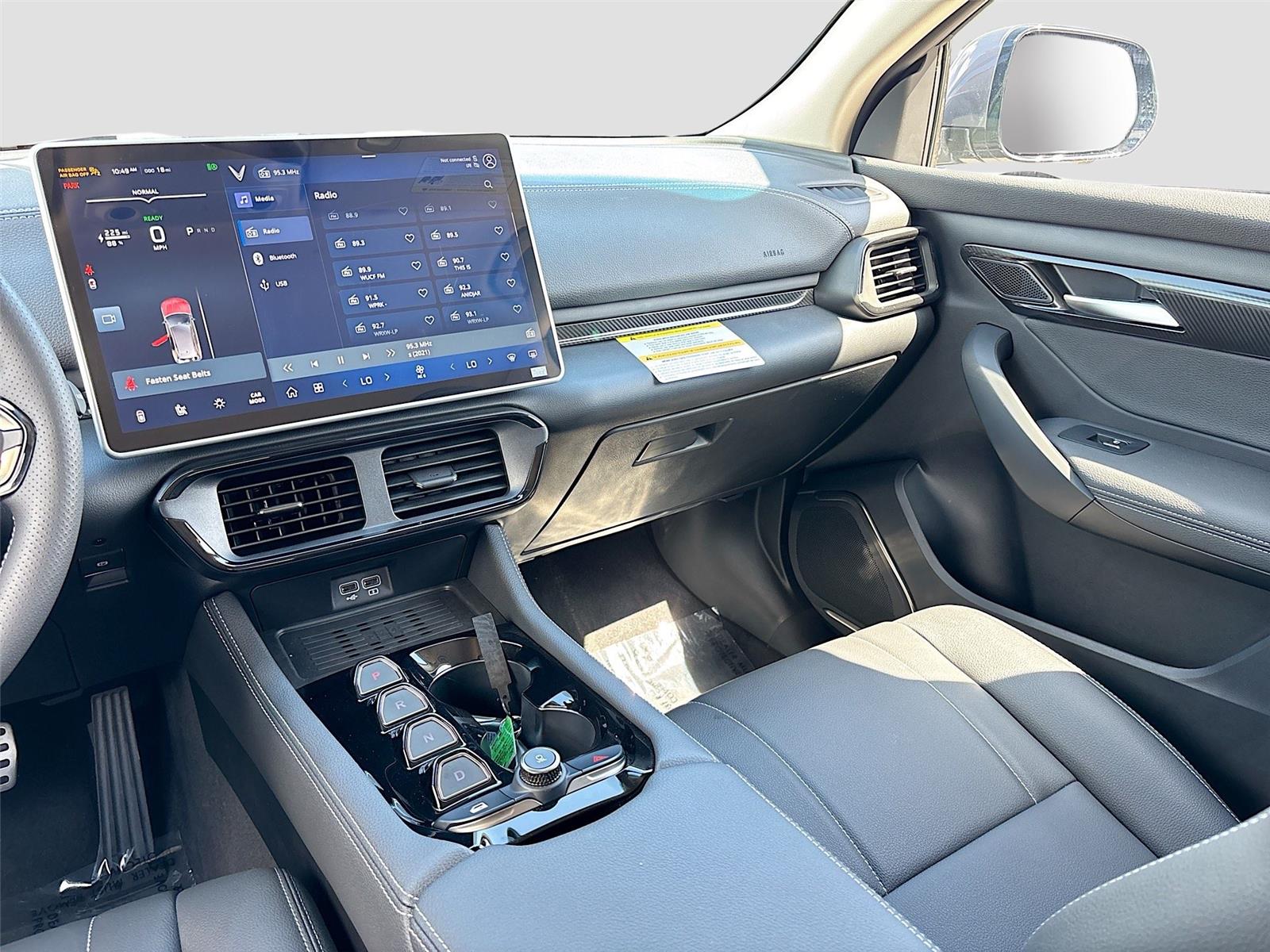 2025 VinFast VF 8 Eco