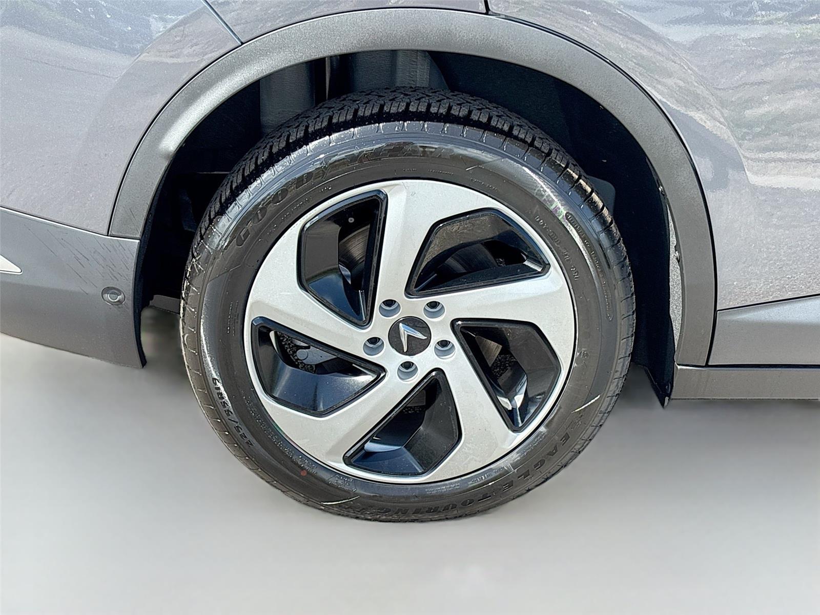 2025 VinFast VF 8 Eco