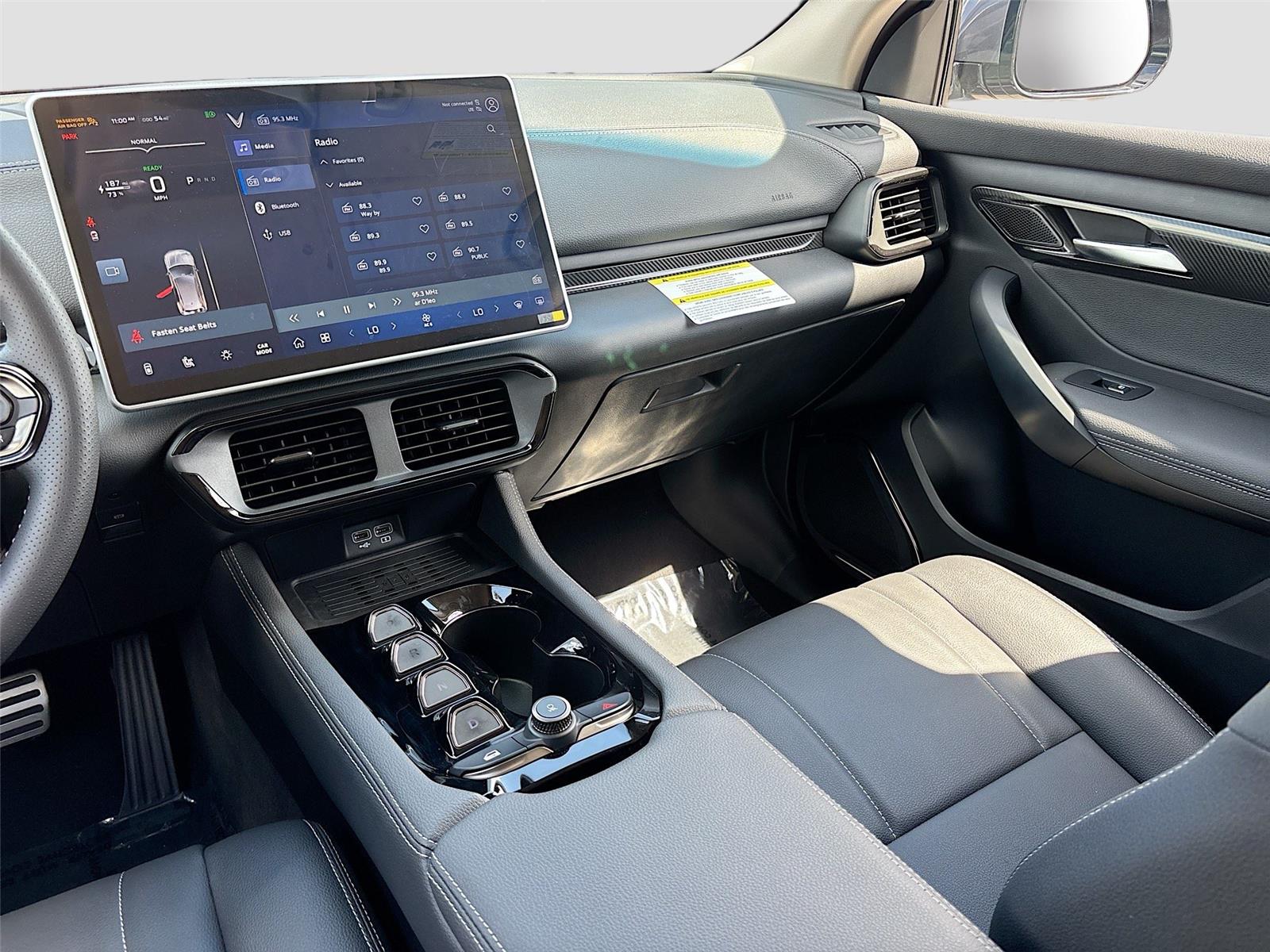 2025 VinFast VF 8 Eco