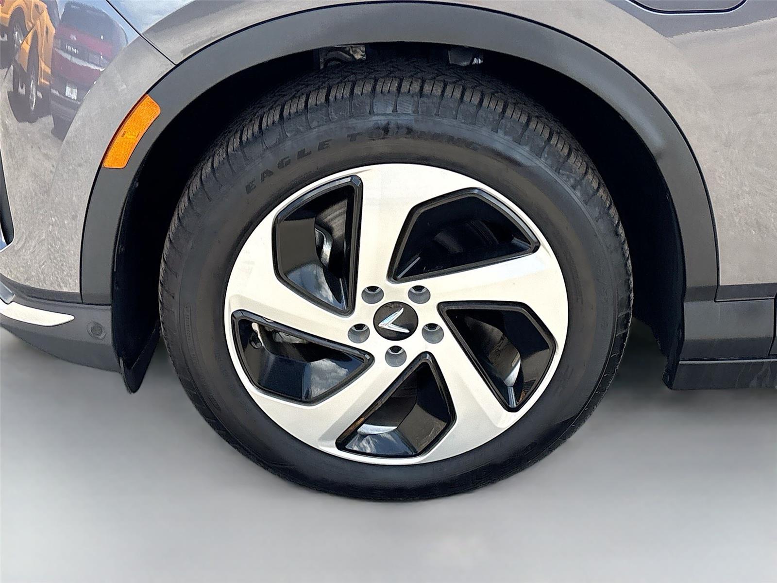 2025 VinFast VF 8 Eco