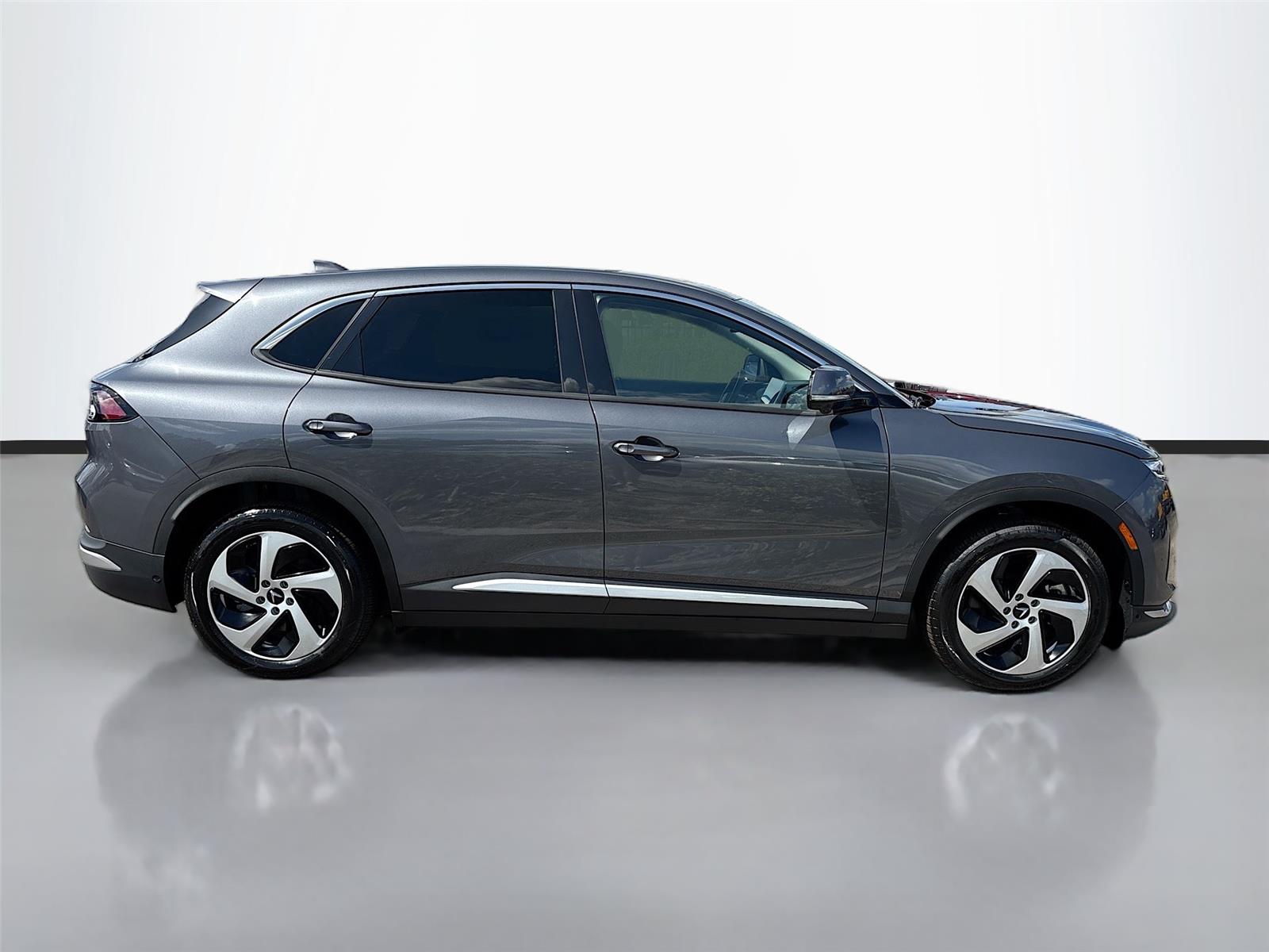 2025 VinFast VF 8 Eco