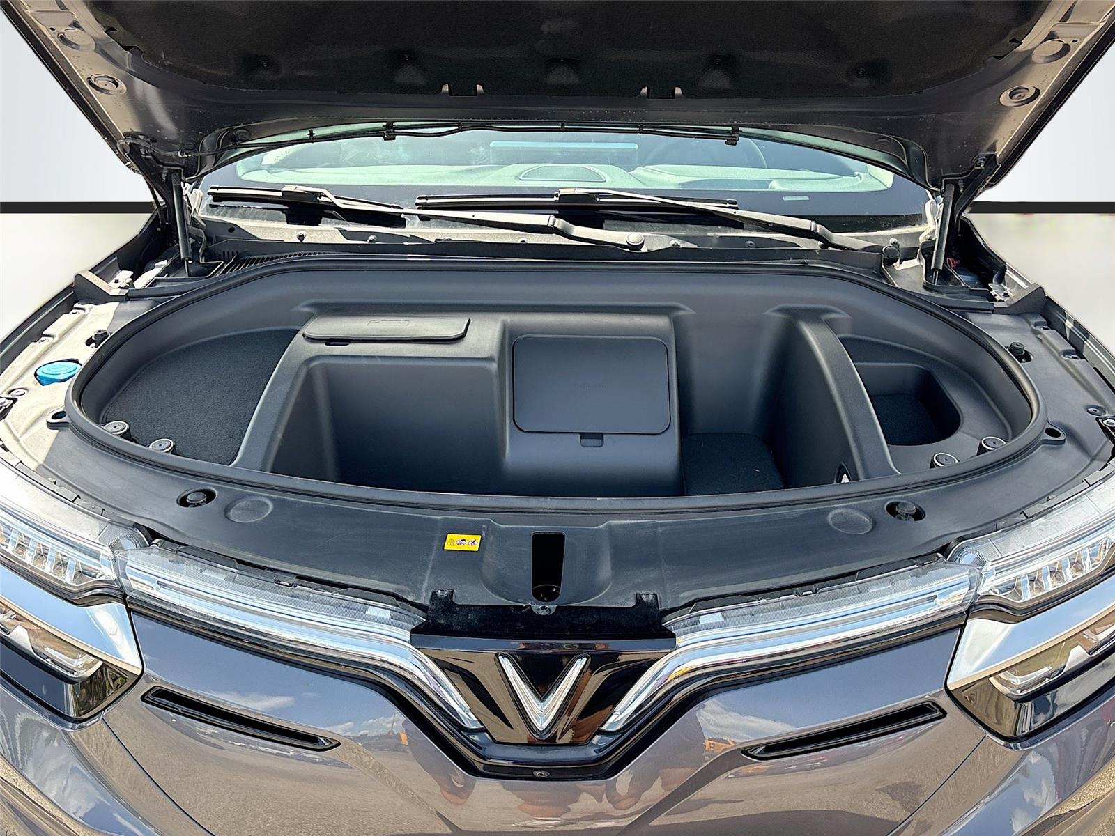 2025 VinFast VF 8 Eco