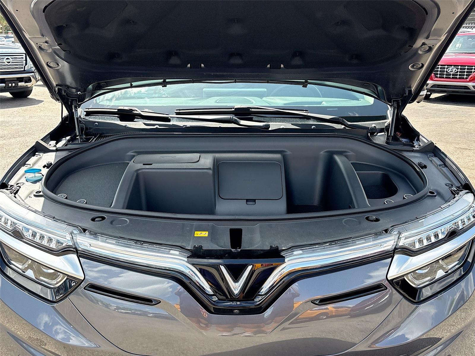 2025 VinFast VF 8 Eco