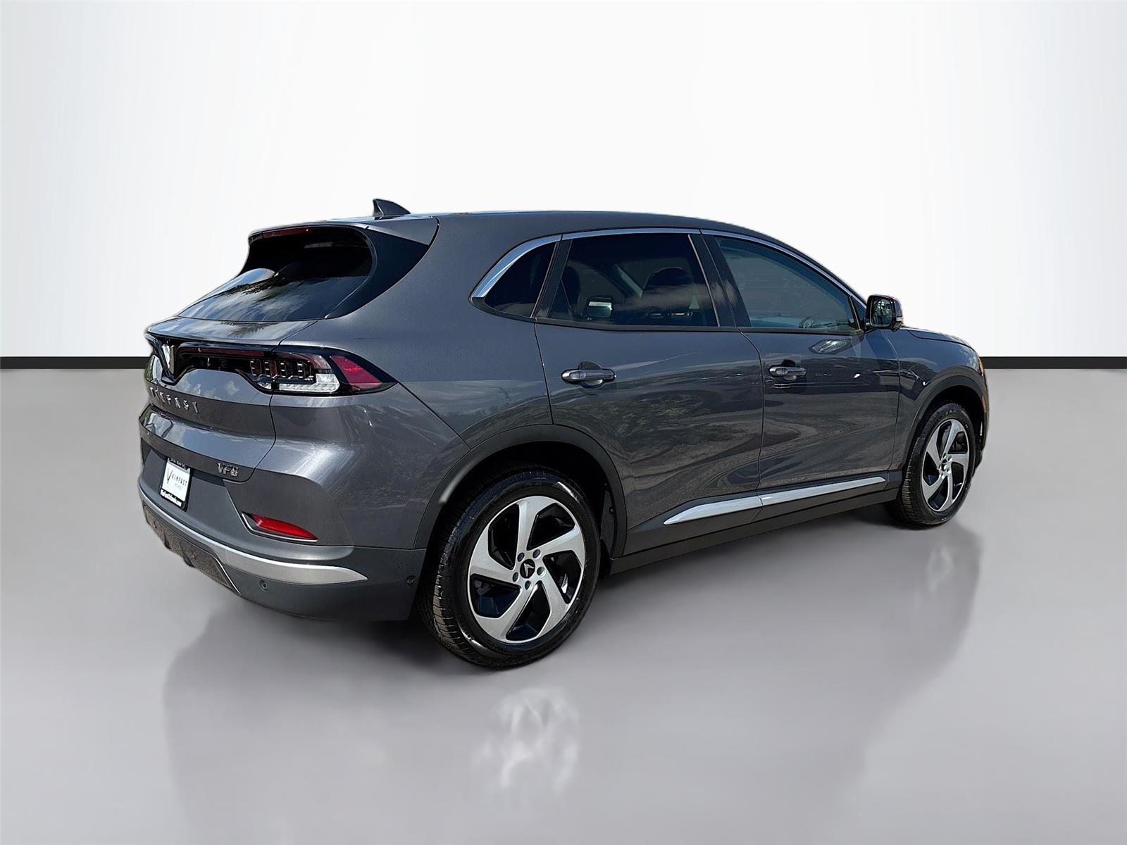 2025 VinFast VF 8 Eco
