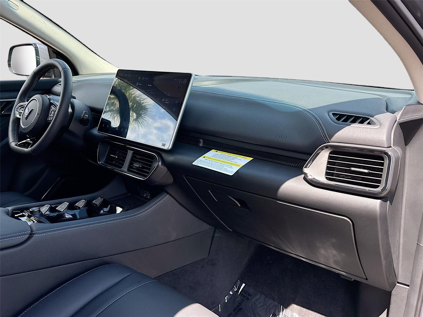 2025 VinFast VF 8 Eco