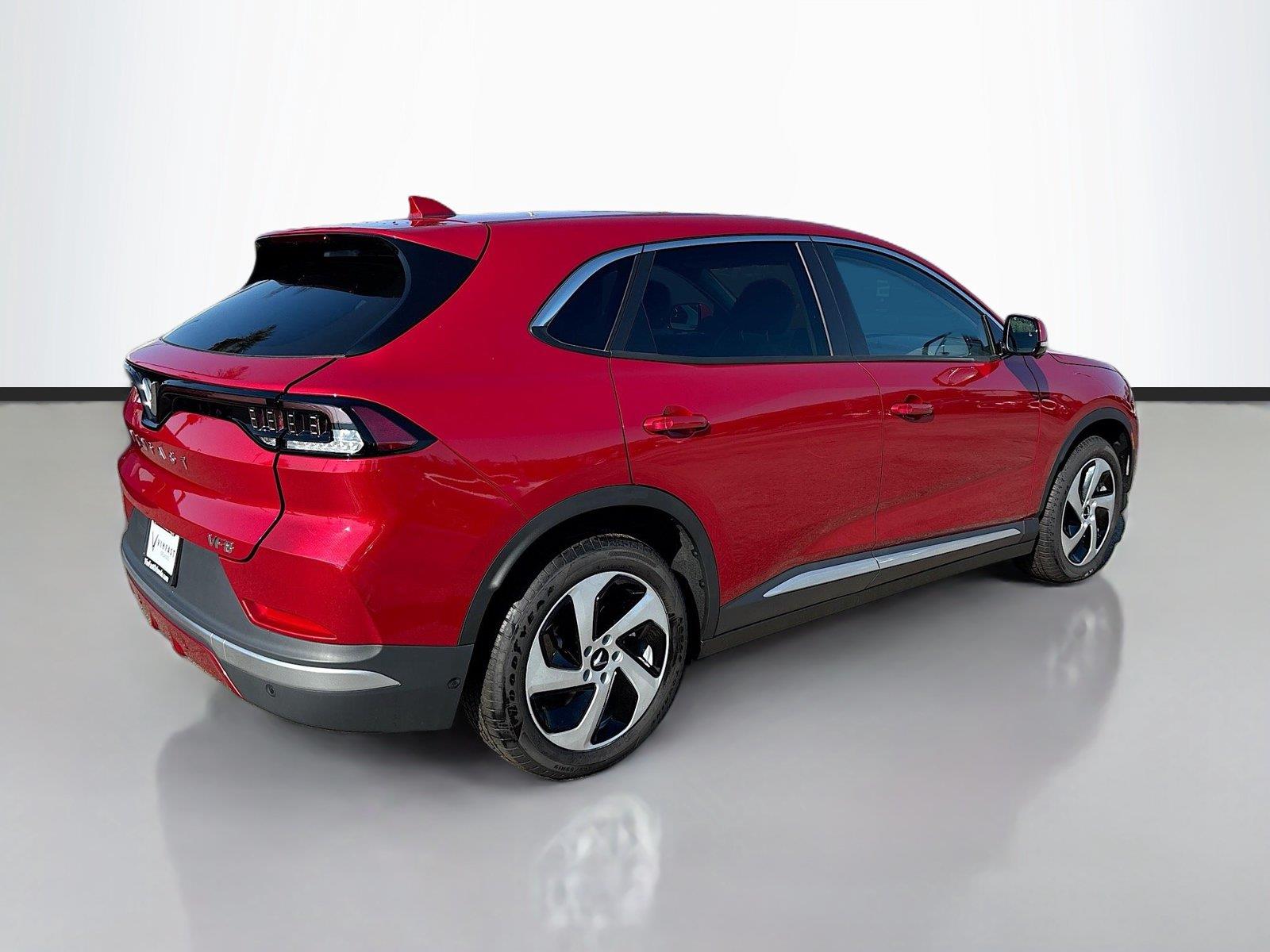 2025 VinFast VF 8 Eco