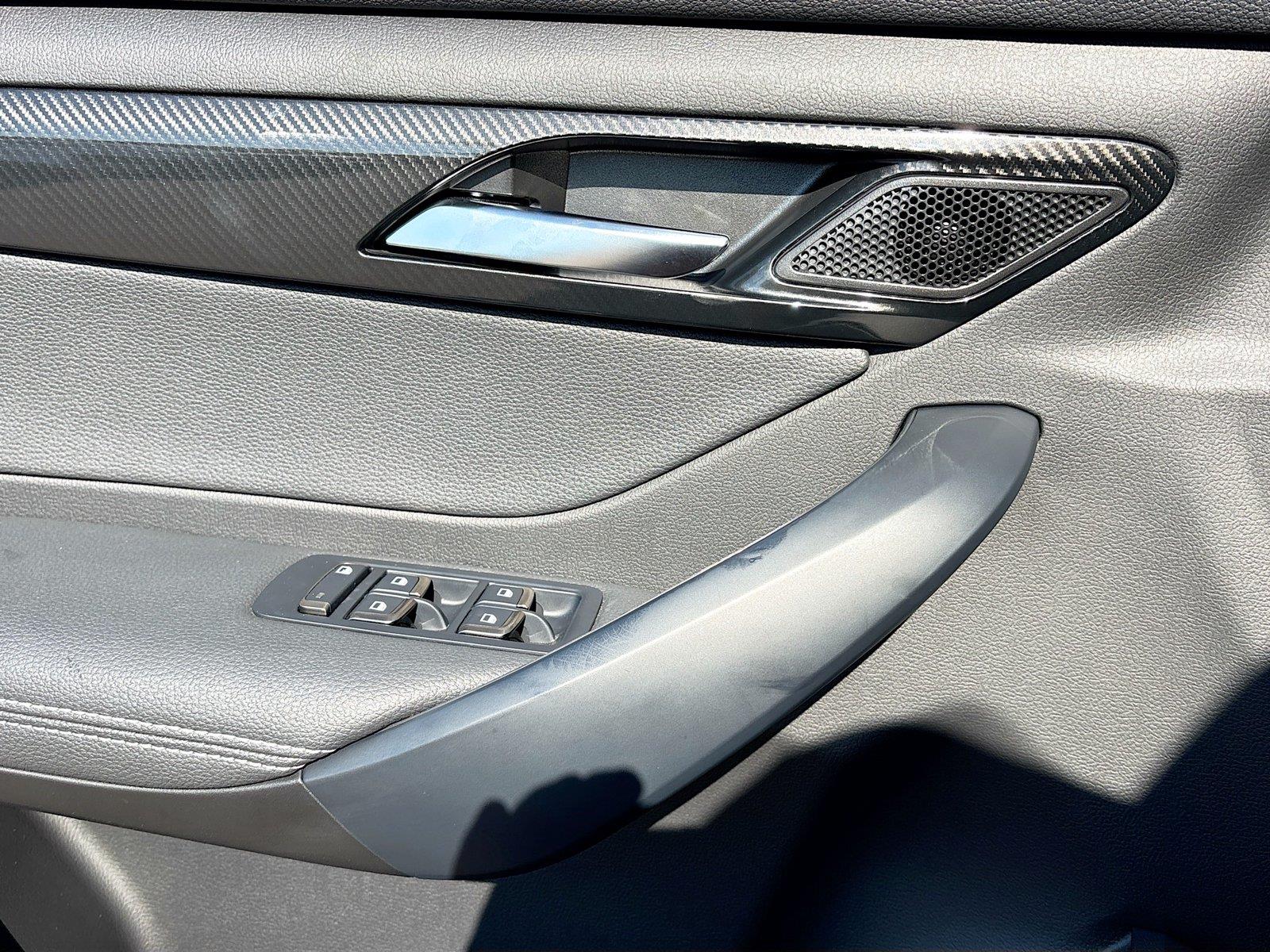 2025 VinFast VF 8 Eco