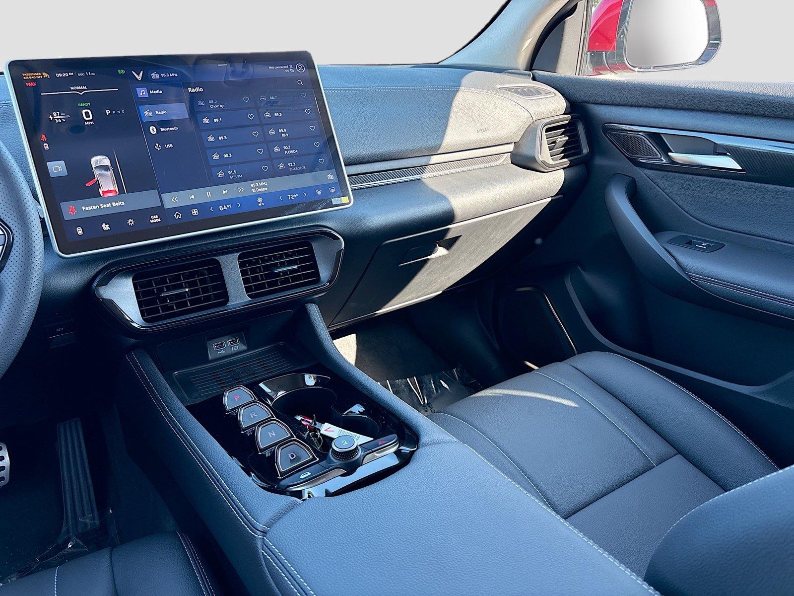 2025 VinFast VF 8 Eco