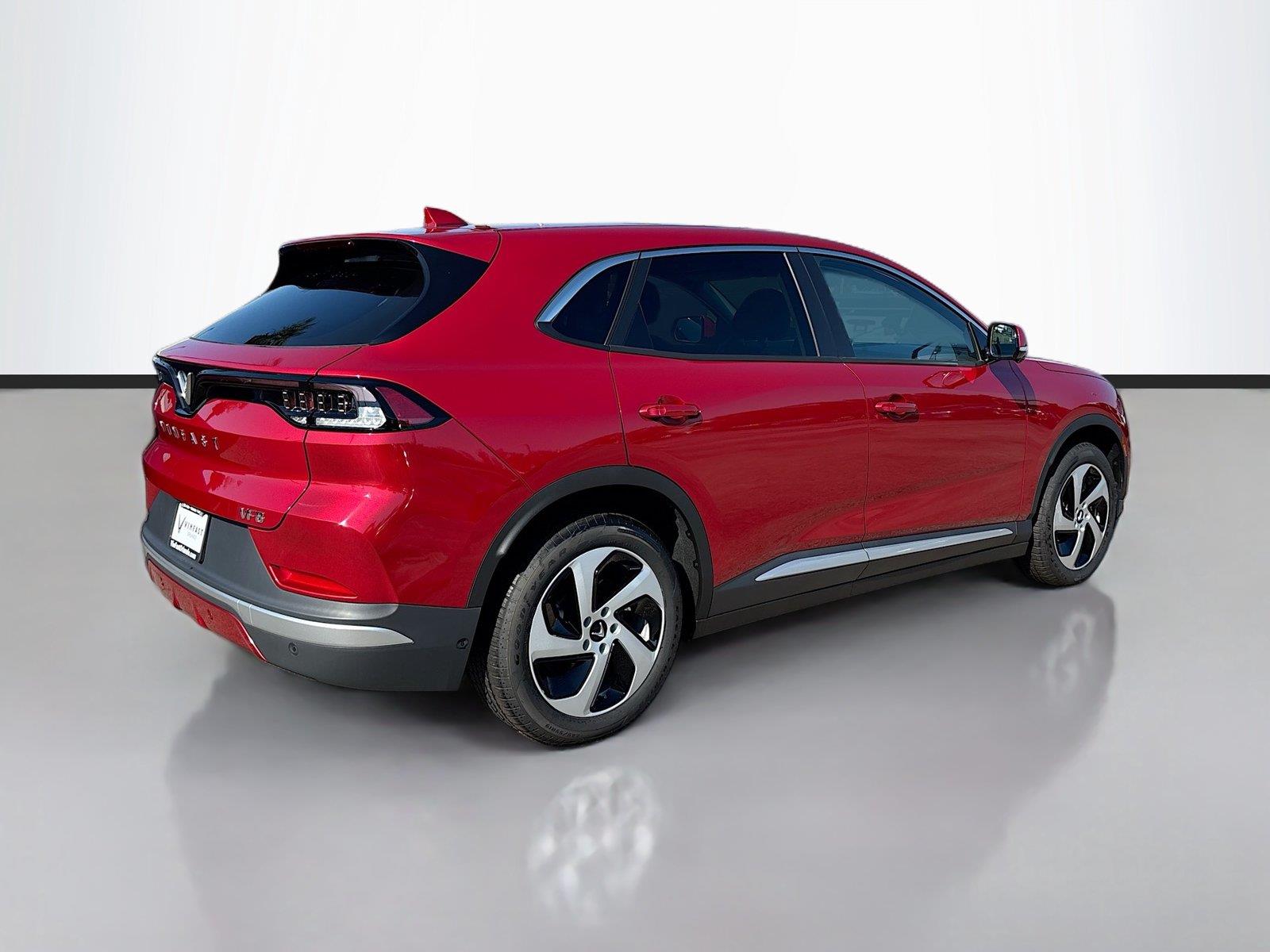 2025 VinFast VF 8 Eco