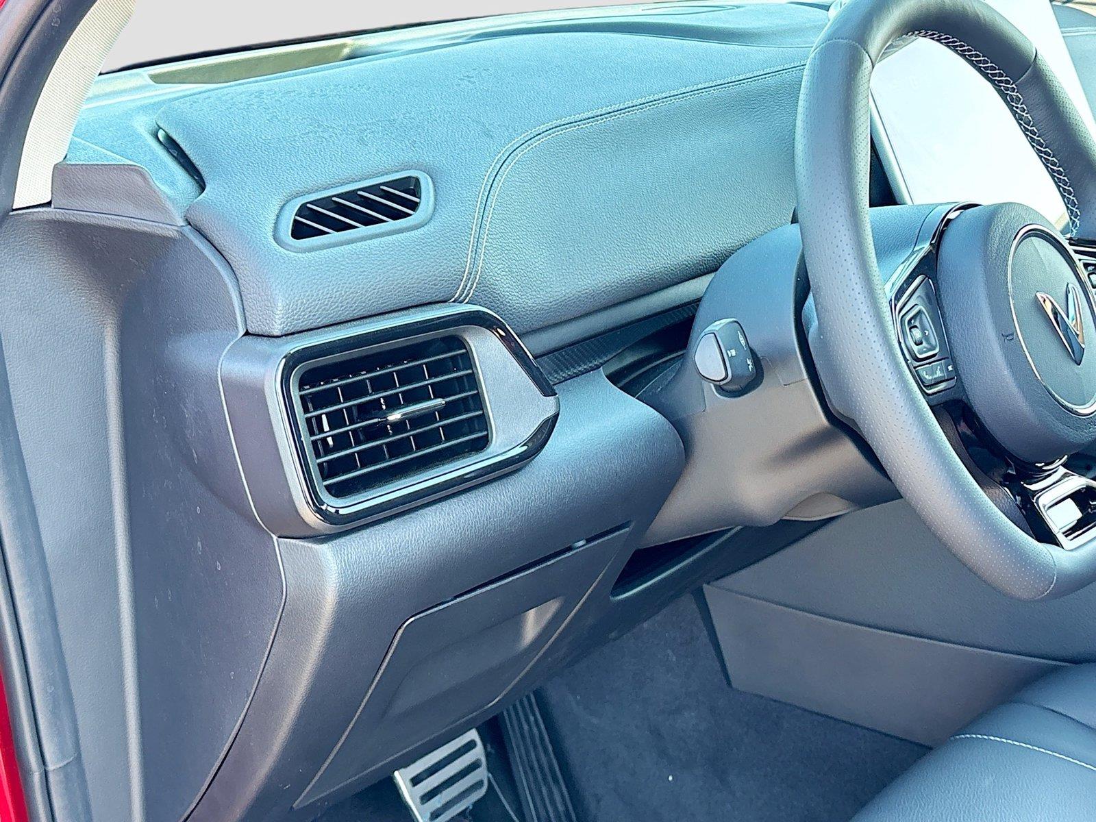 2025 VinFast VF 8 Eco