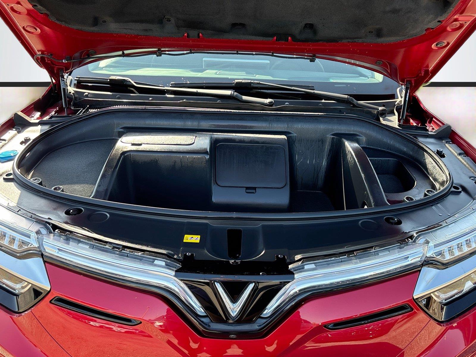 2025 VinFast VF 8 Eco