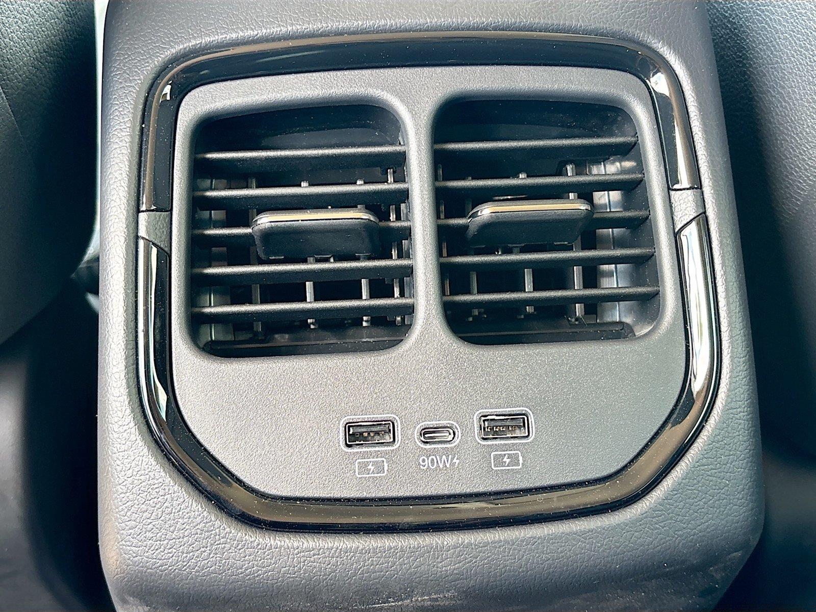 2025 VinFast VF 8 Eco