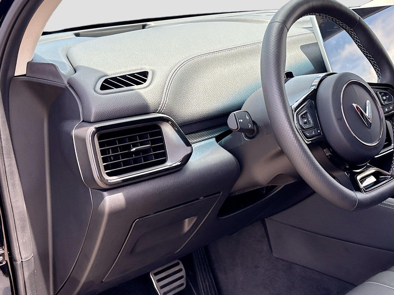 2025 VinFast VF 8 Eco