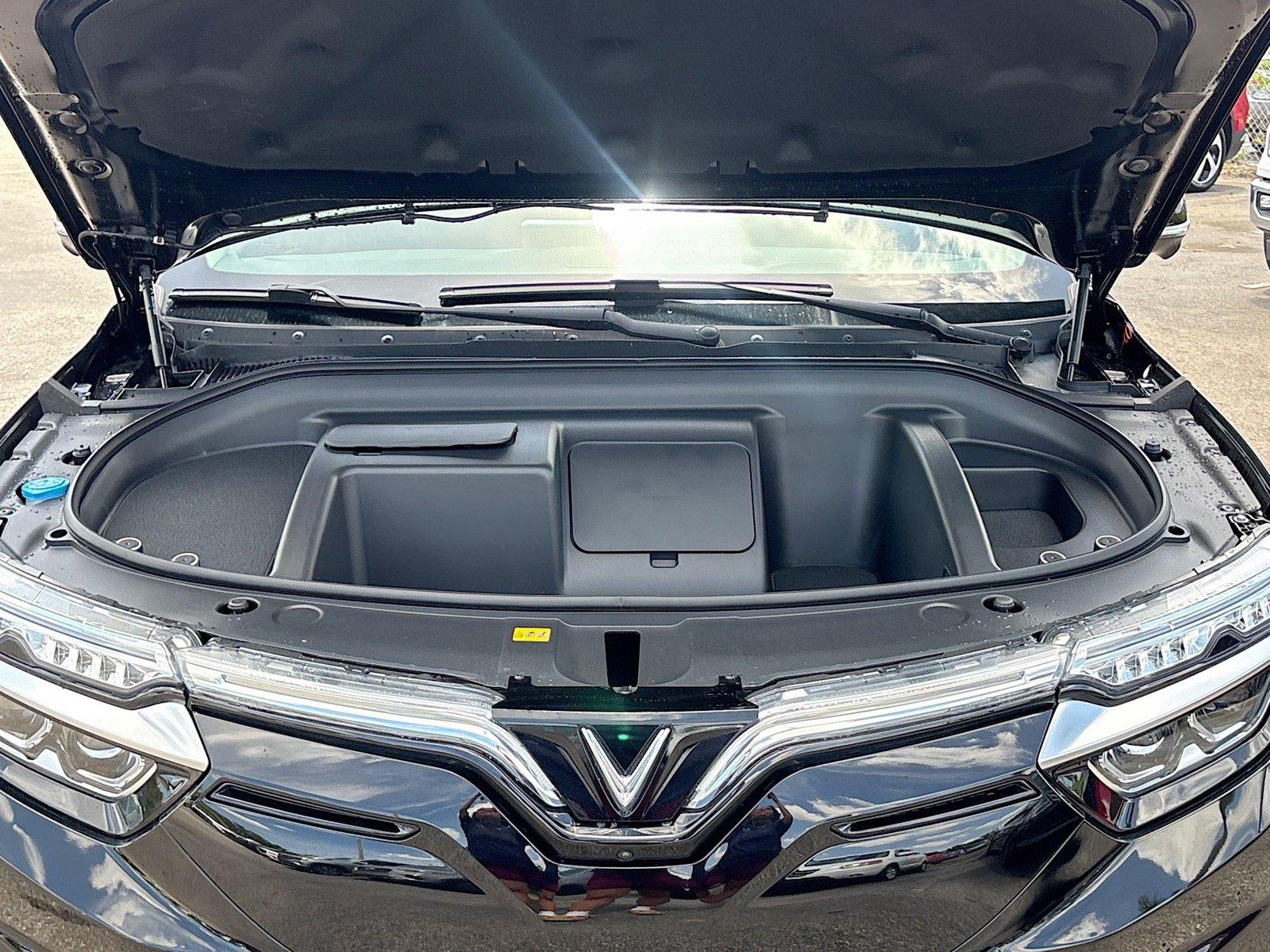 2025 VinFast VF 8 Eco