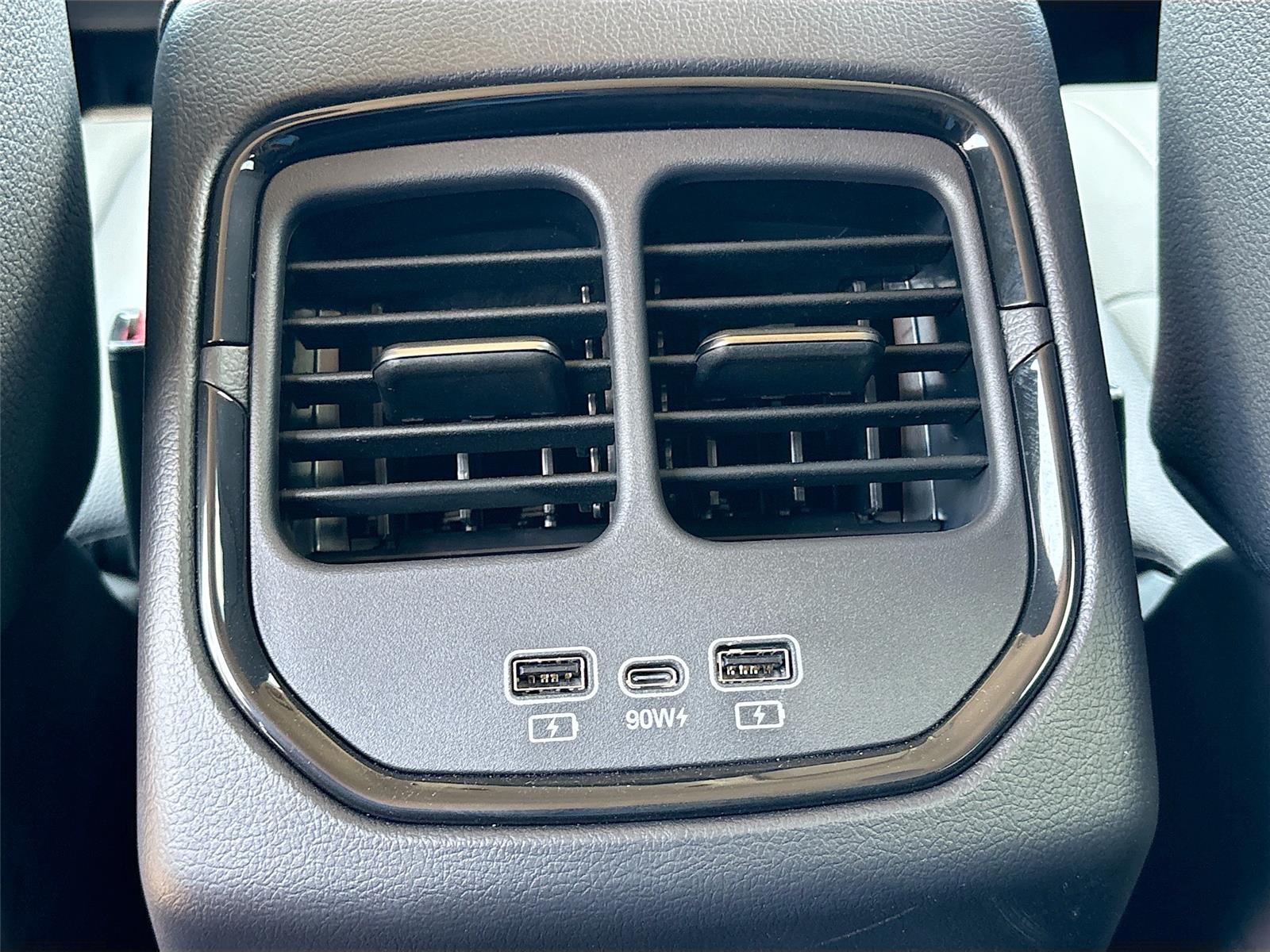 2025 VinFast VF 8 Eco
