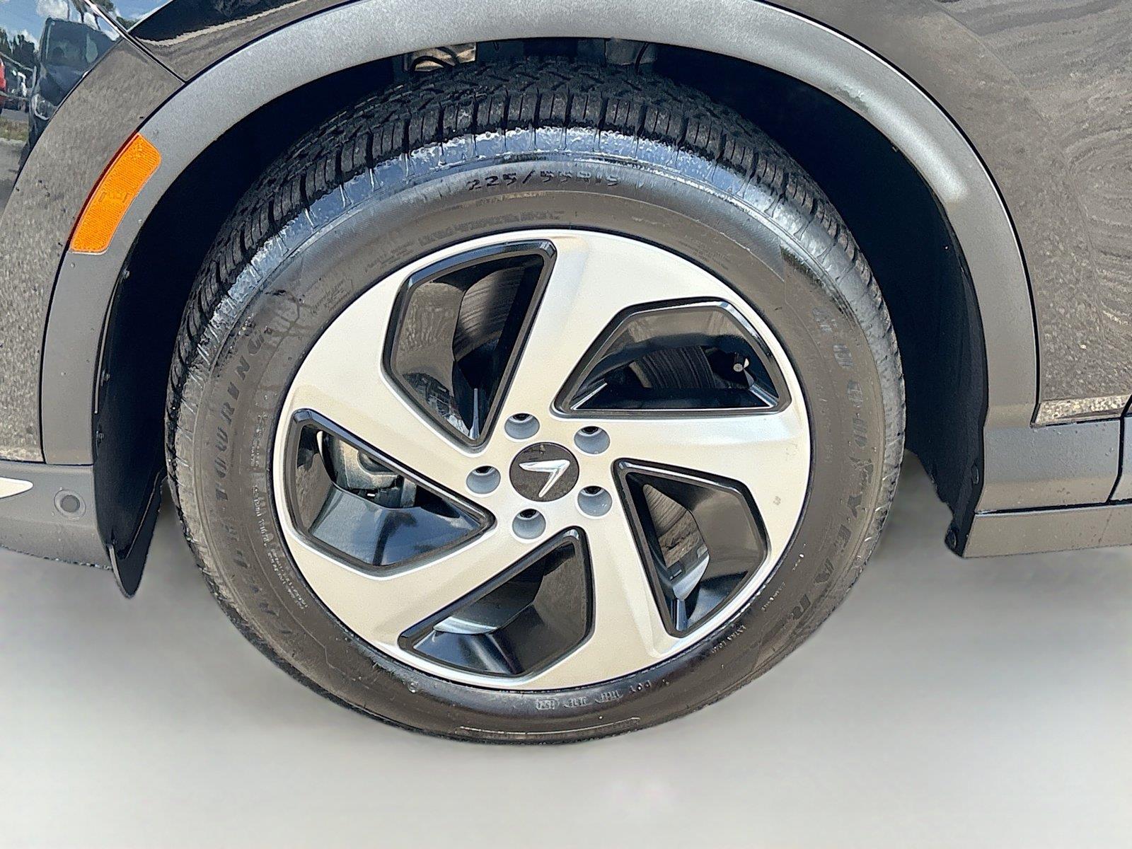 2025 VinFast VF 8 Eco