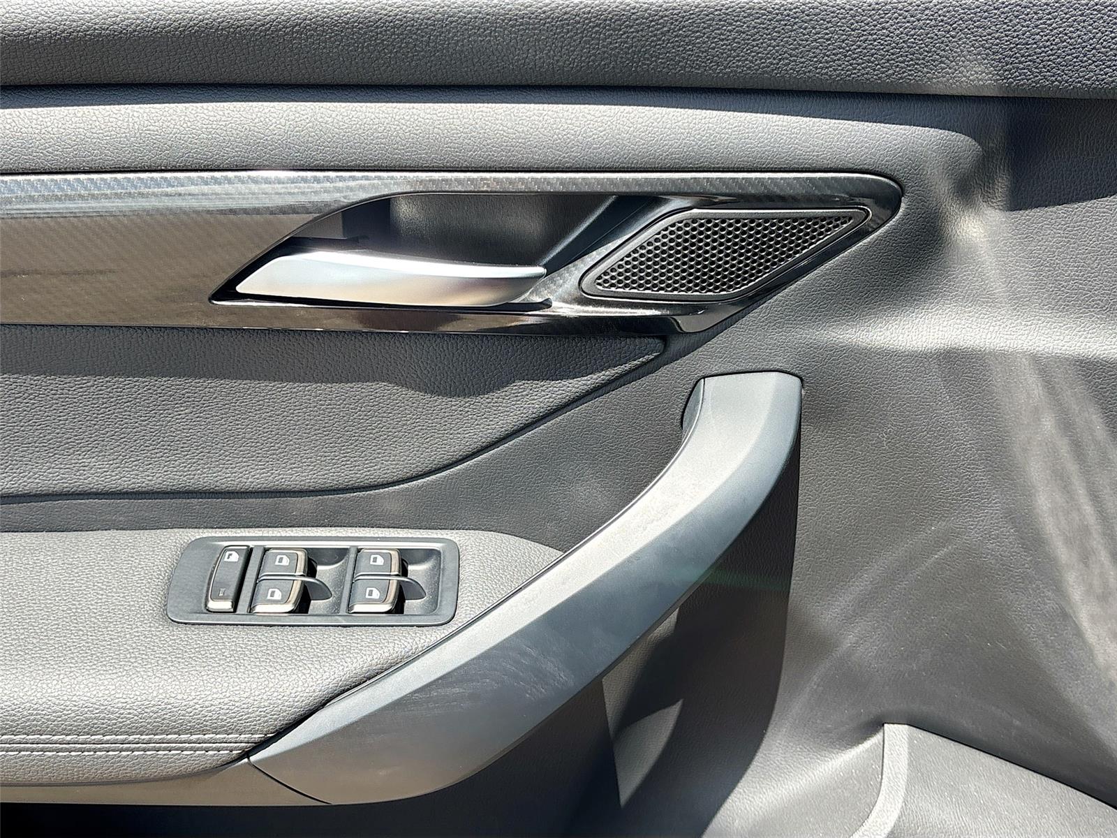 2025 VinFast VF 8 Eco