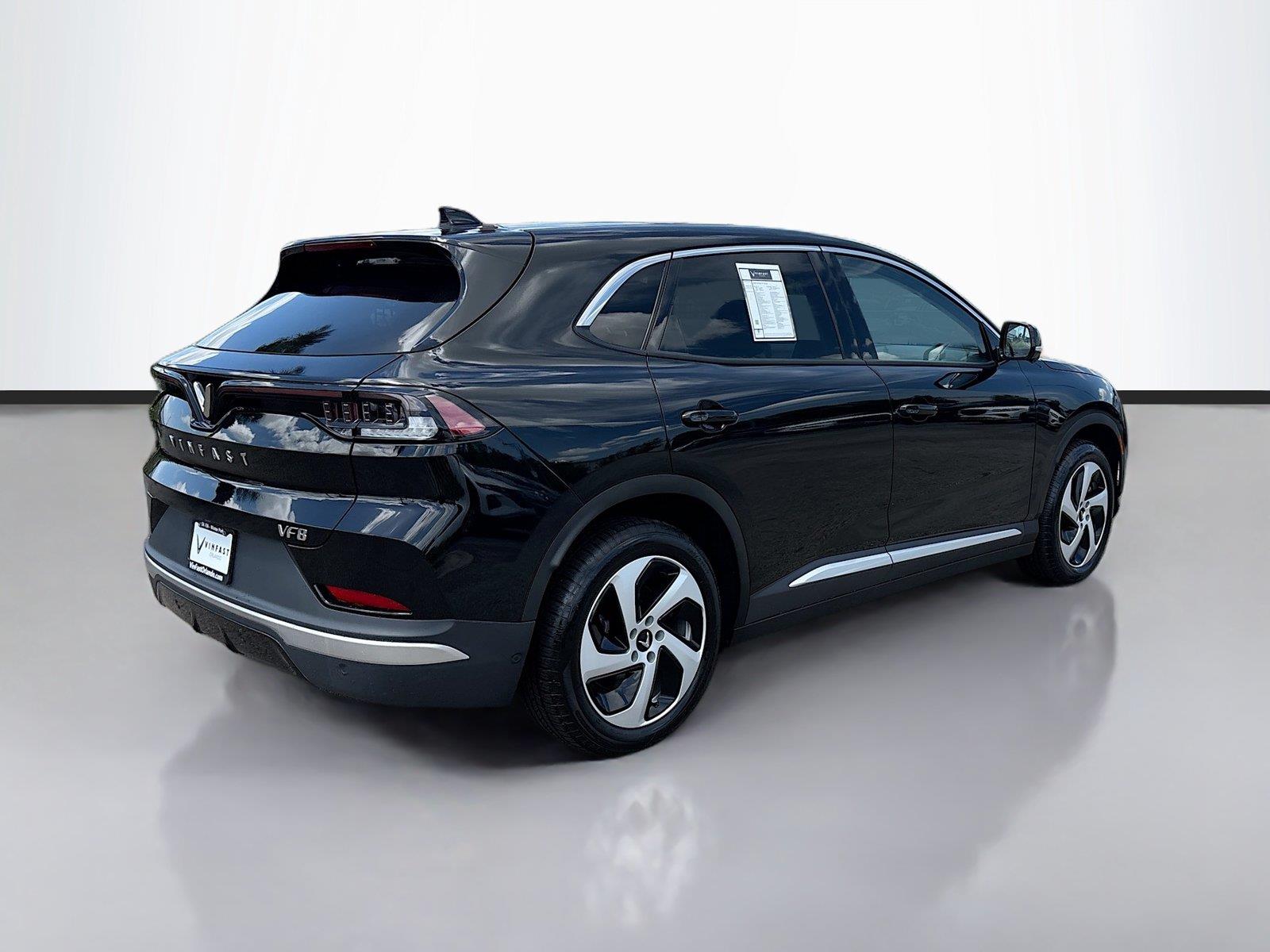 2025 VinFast VF 8 Eco
