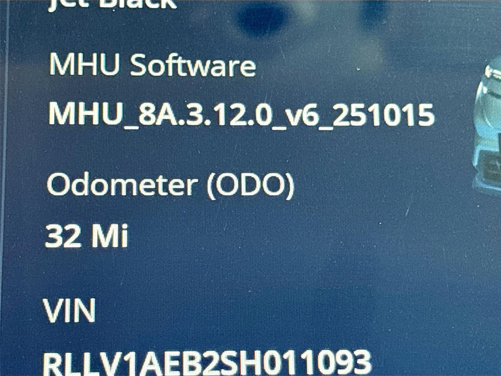 2025 VinFast VF 8 Eco