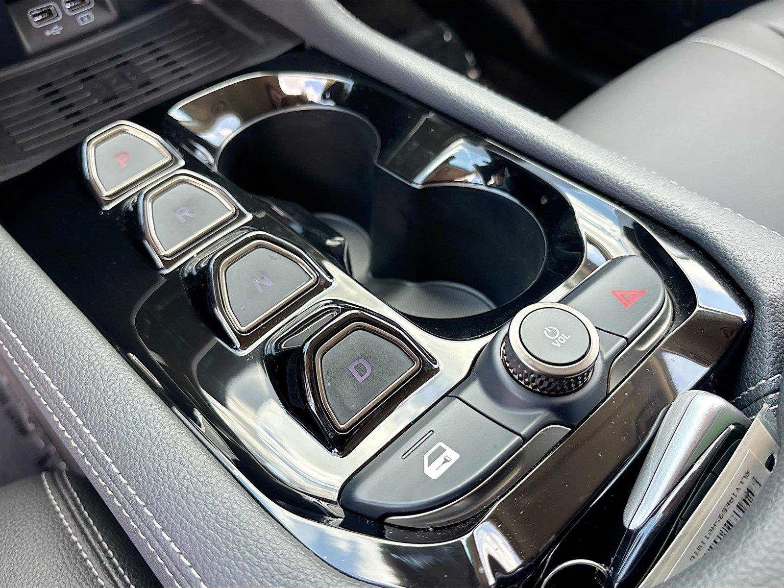 2025 VinFast VF 8 Eco