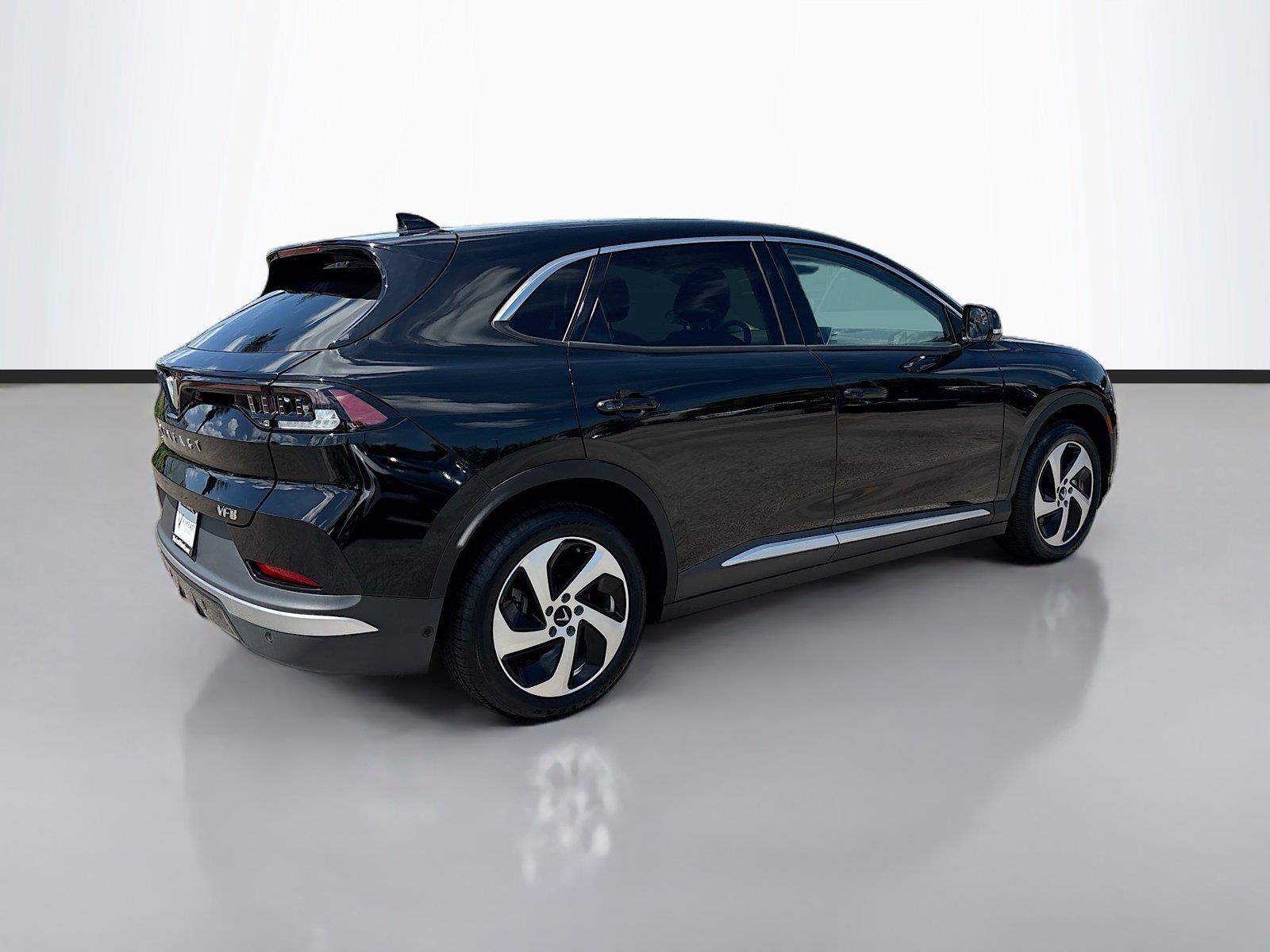 2025 VinFast VF 8 Eco