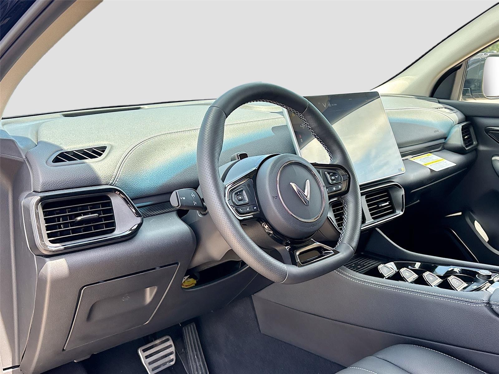 2025 VinFast VF 8 Eco