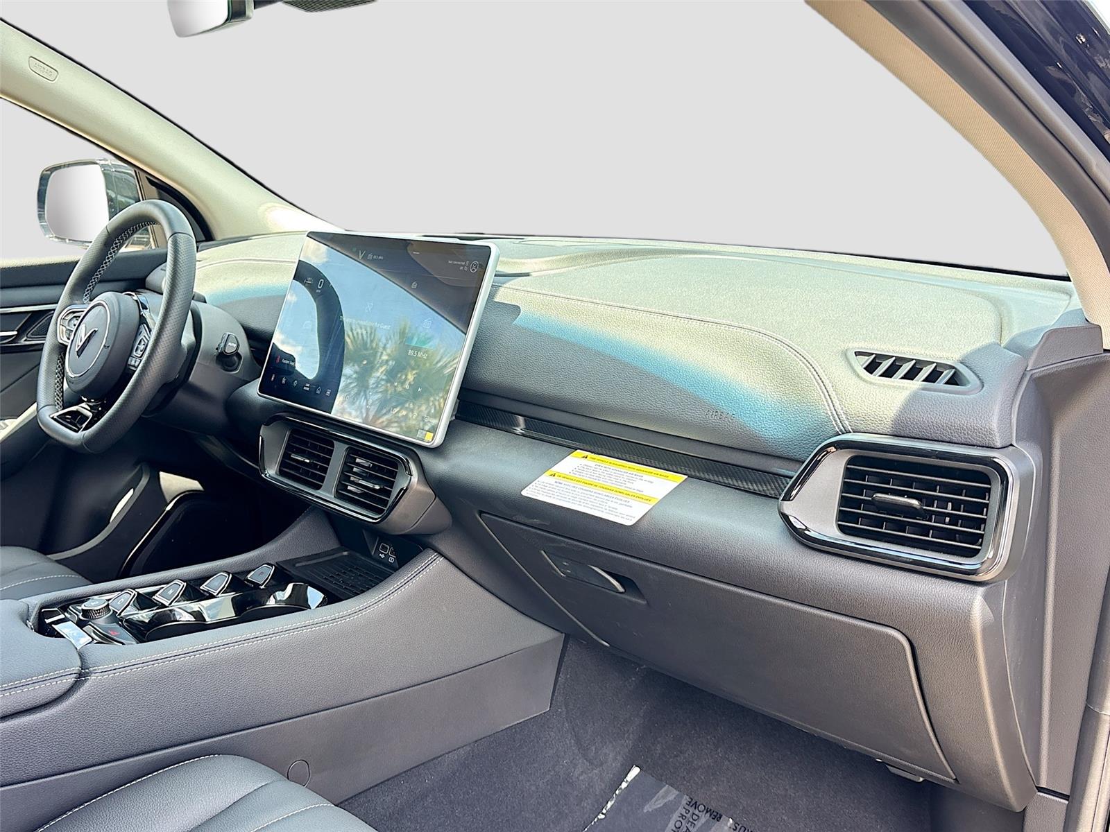 2025 VinFast VF 8 Eco