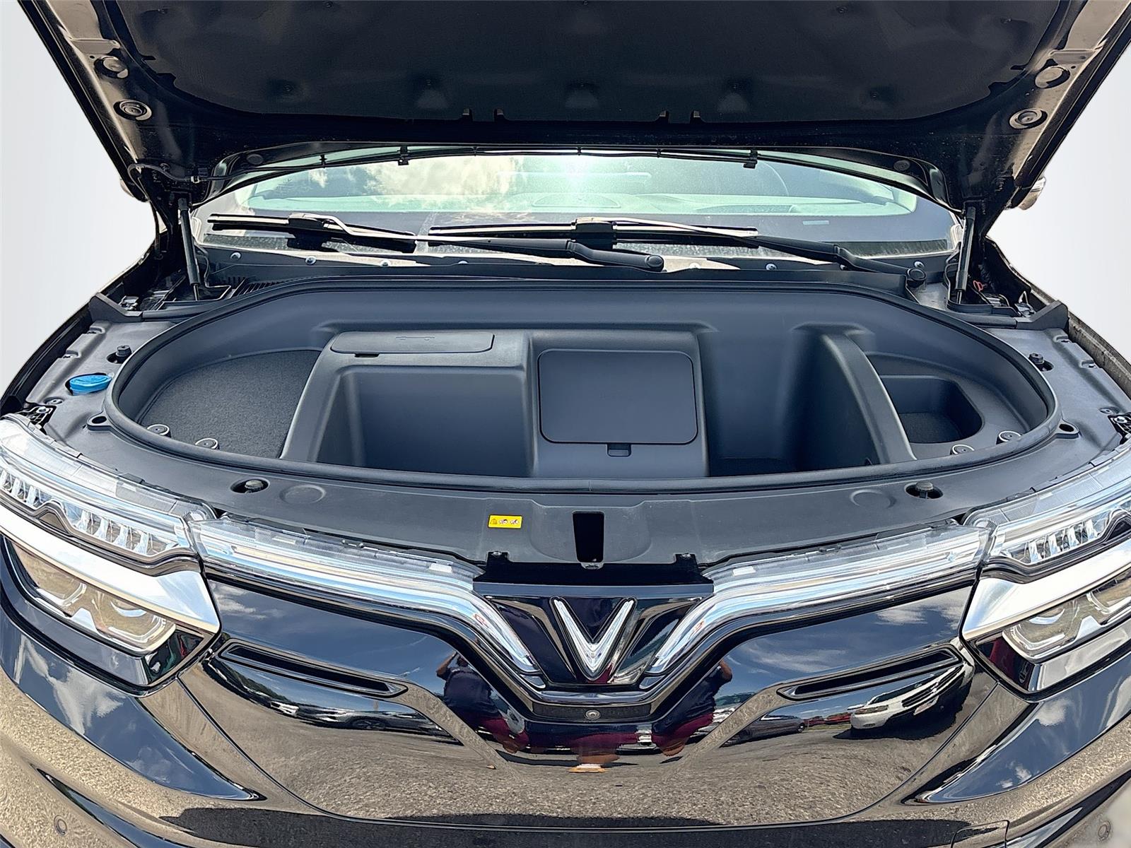 2025 VinFast VF 8 Eco