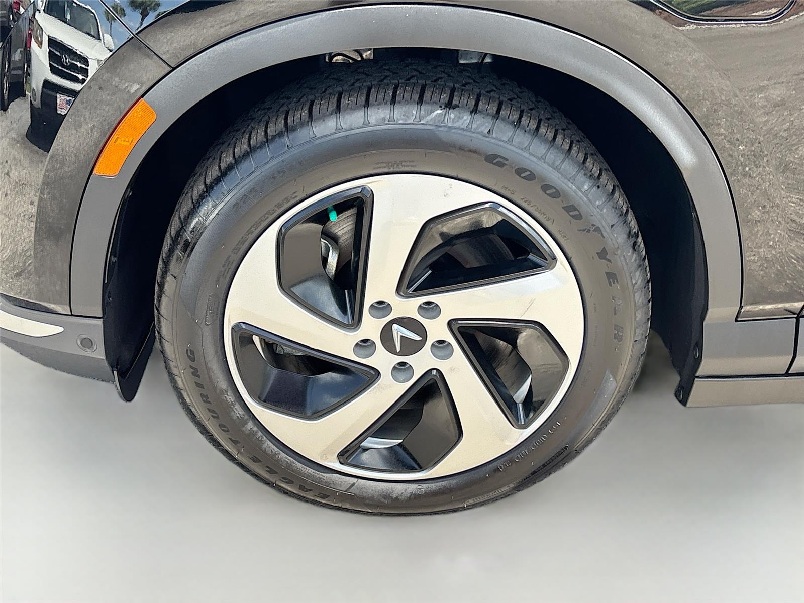 2025 VinFast VF 8 Eco
