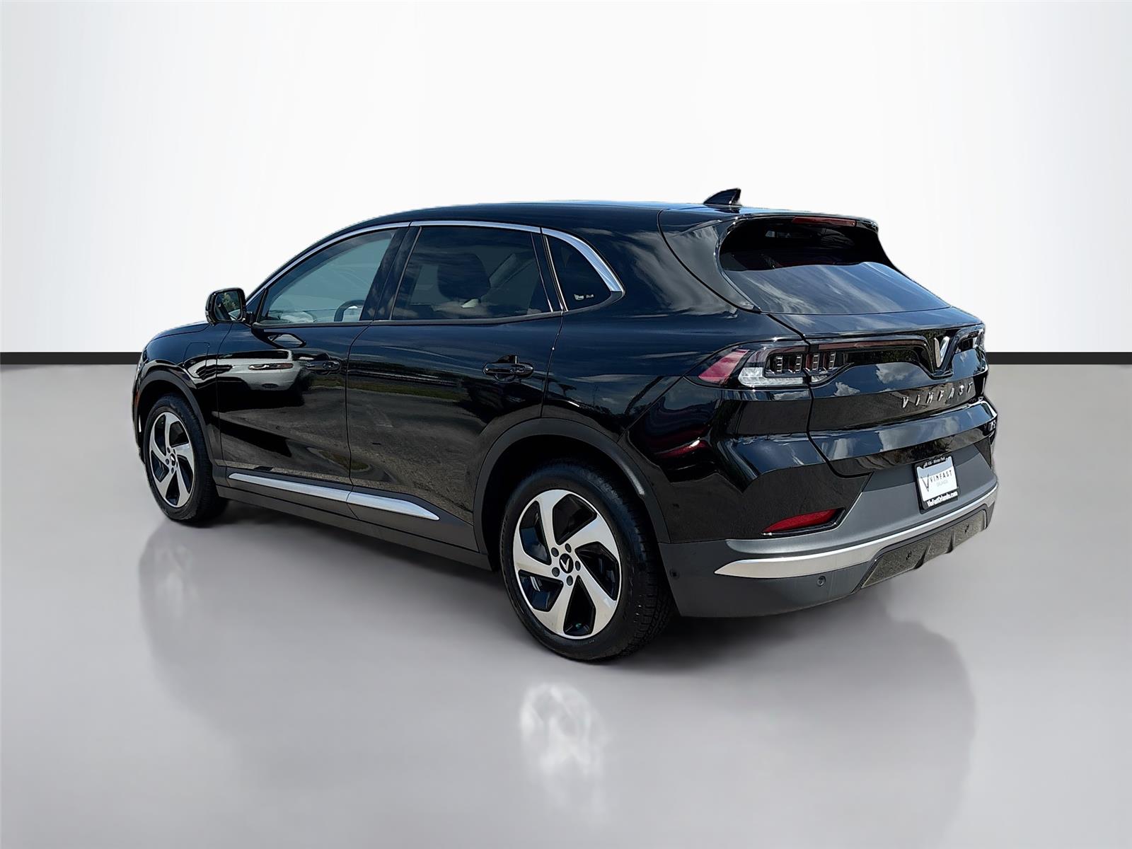 2025 VinFast VF 8 Eco