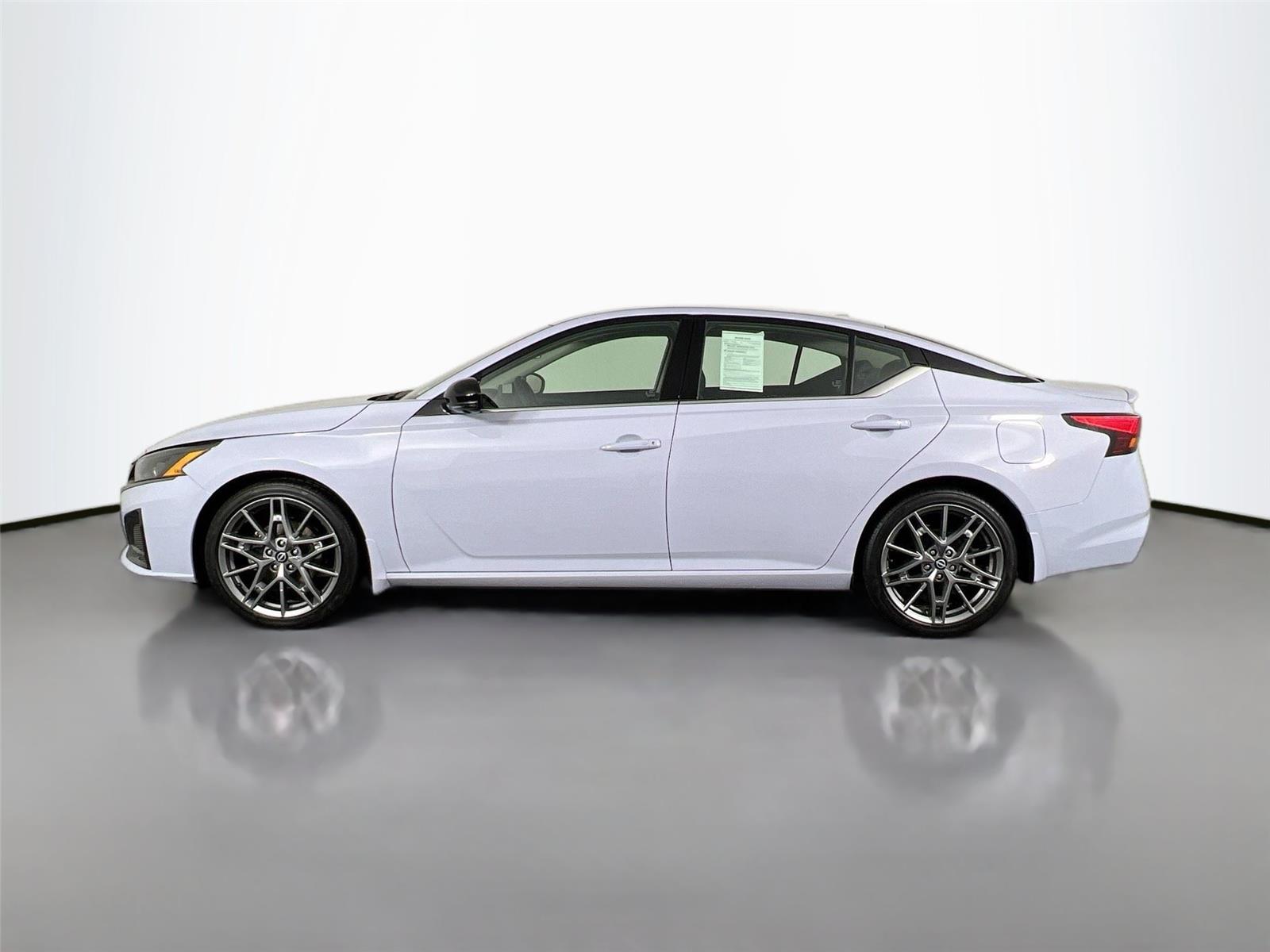 2024 Nissan Altima SR photo 2