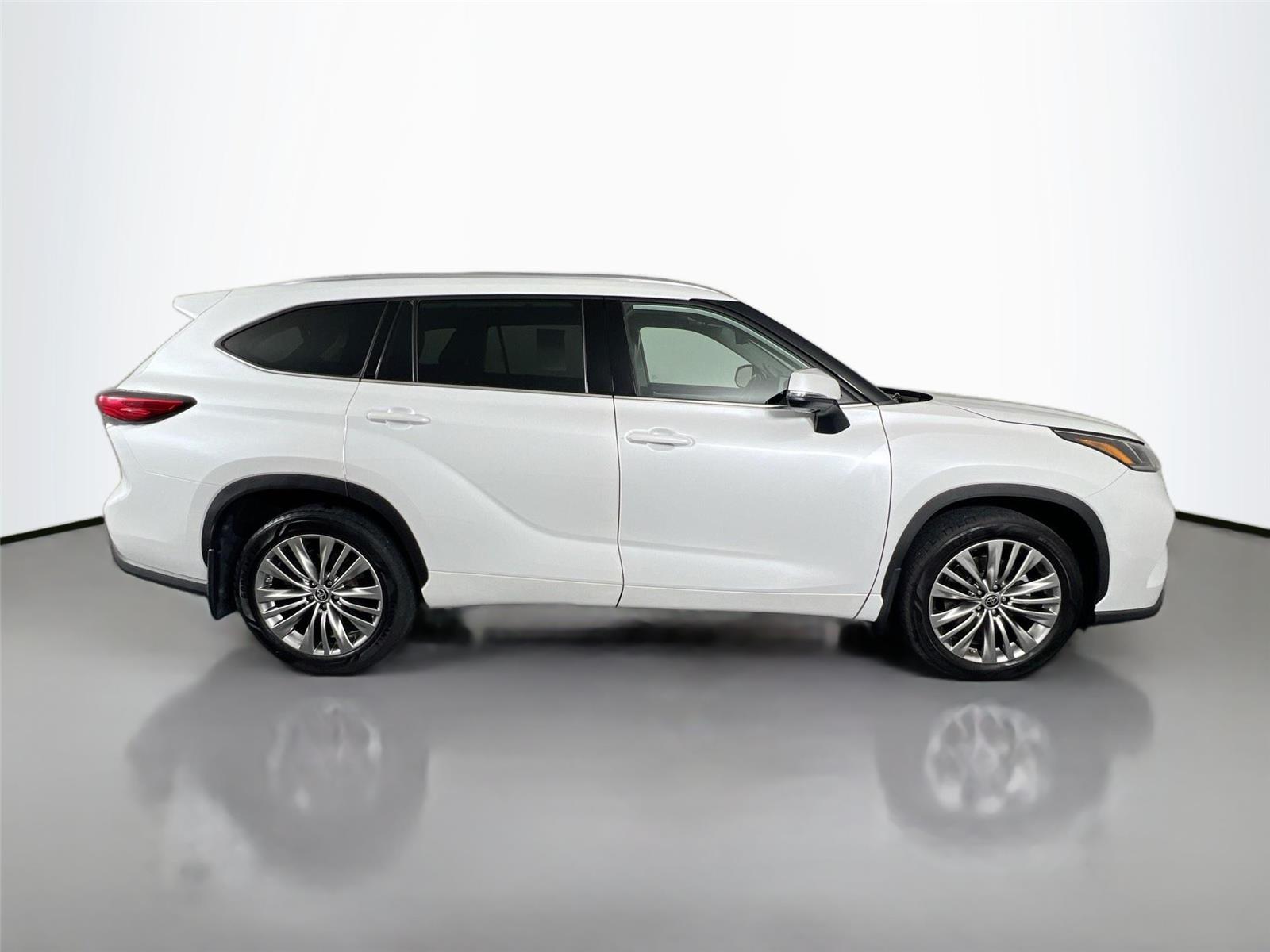 2022 Toyota Highlander Platinum photo 2