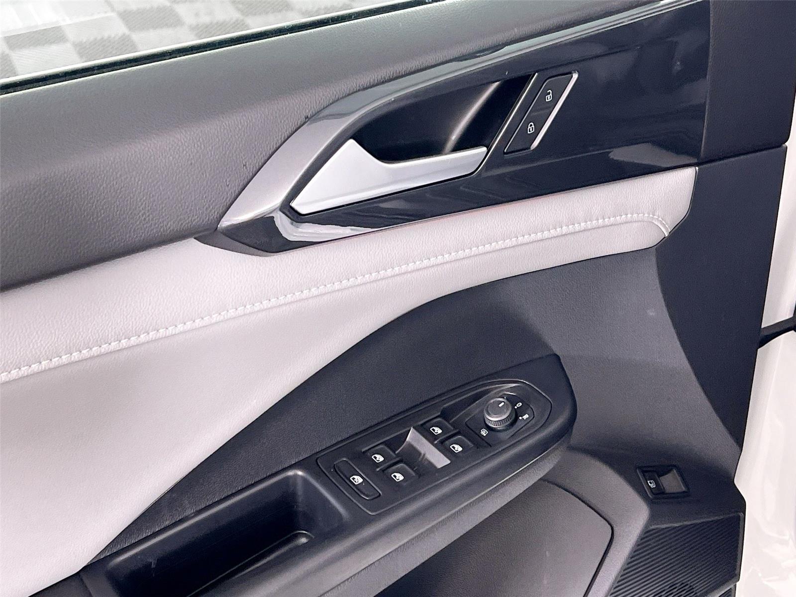 2023 Volkswagen Taos SEL photo 18