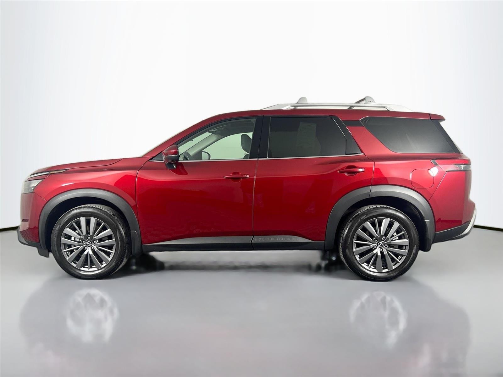 2025 Nissan Pathfinder SL photo 2